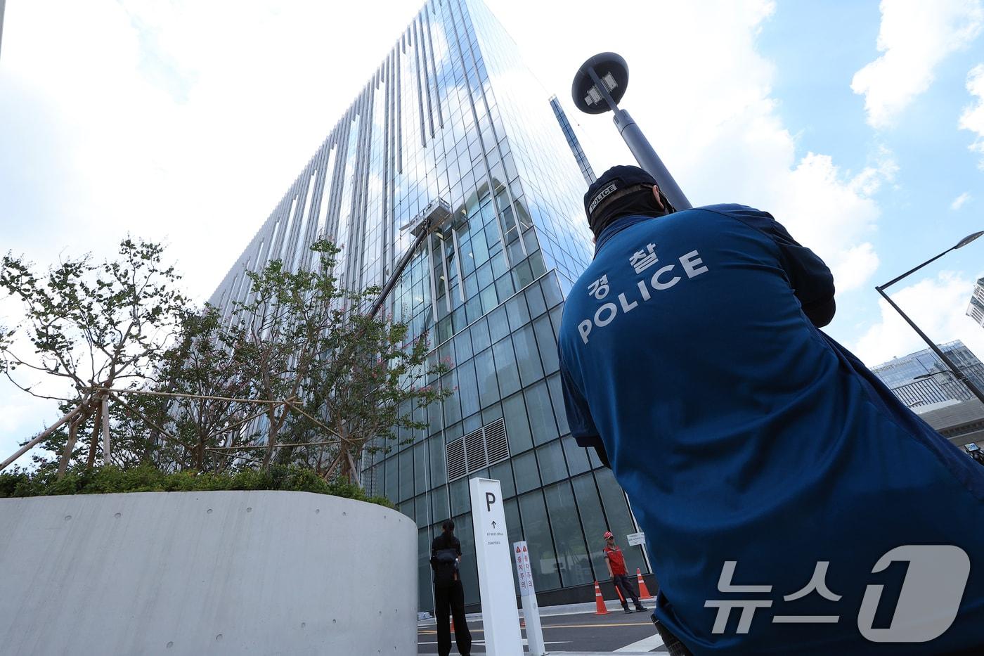 김건희 여사 소환 조사를 하루 앞둔 5일 서울 종로구에 마련된 김건희 특검팀(특별검사 민중기) 사무실 입주 건물 앞에서 경찰이 대기하고 있다. 2025.8.5/뉴스1 ⓒ News1 박정호 기자