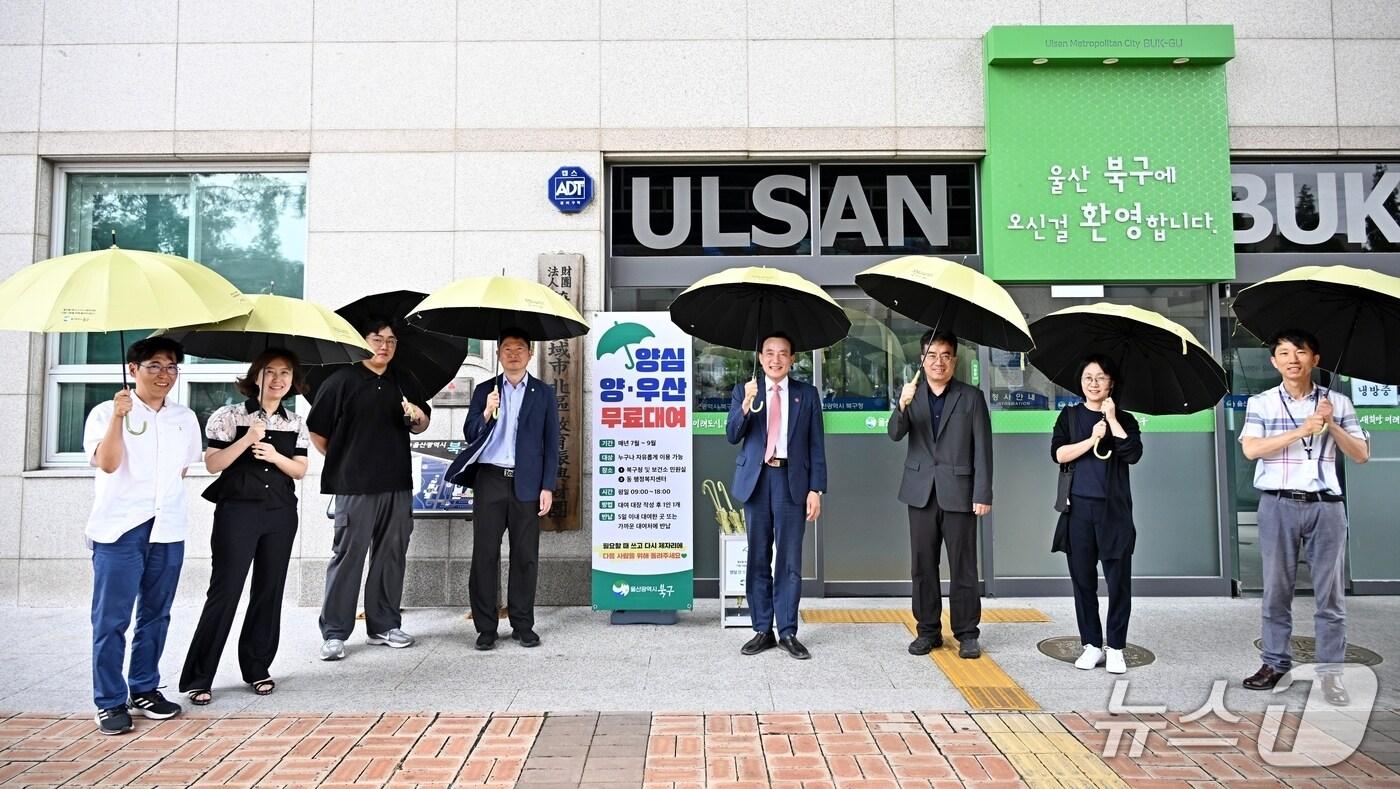 박천동 북구청장&#40;사진 가운데&#41;이 5일 폭염 피해 최소화를 위해 북구청 로비에 마련된 양심 양산 대여소 현장을 점검했다.&#40;울산 북구 제공. 재판매 및 DB금지&#41;/뉴스1