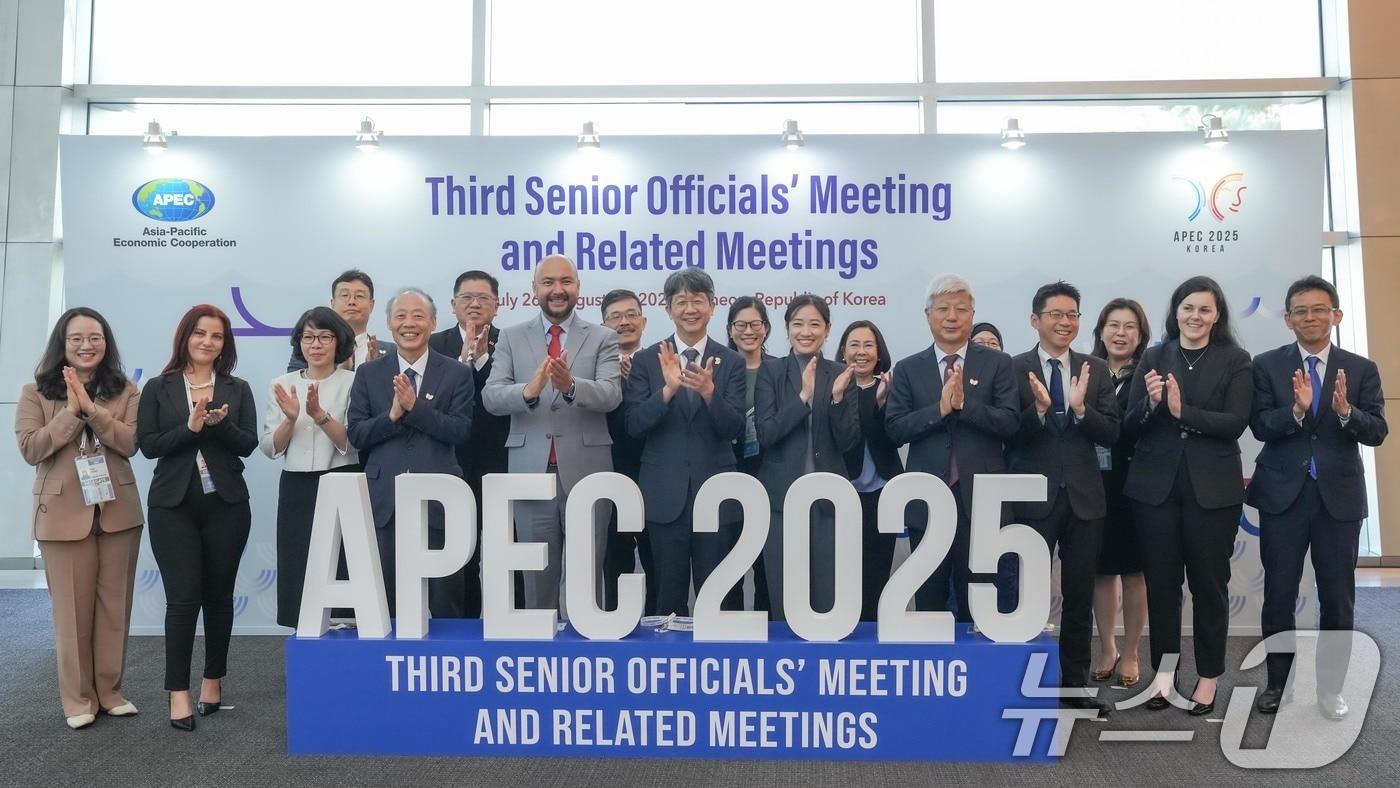 본문 이미지 - 임승관 질병관리청 청장이 5일 인천광역시 송도컨벤시아에서 열린 2025년 제2차 APEC 보건실무그룹회의에서 주요 참석자들과 함께 기념 촬영을 하고 있다. (질병관리청 제공. 재판매 및 DB 금지) 2025.8.5/뉴스1
