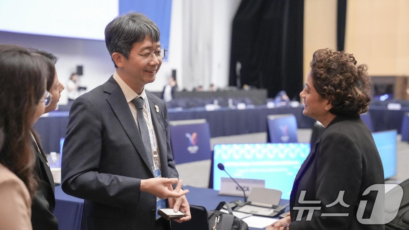 임승관 질병관리청 청장이 5일 인천광역시 송도컨벤시아에서 열린 2025년 제2차 APEC 보건실무그룹회의에 참석해 WHO 관계자 Thilaka Chinnayah와 환담을 나누고 있다. &#40;질병관리청 제공. 재판매 및 DB 금지&#41; 2025.8.5/뉴스1