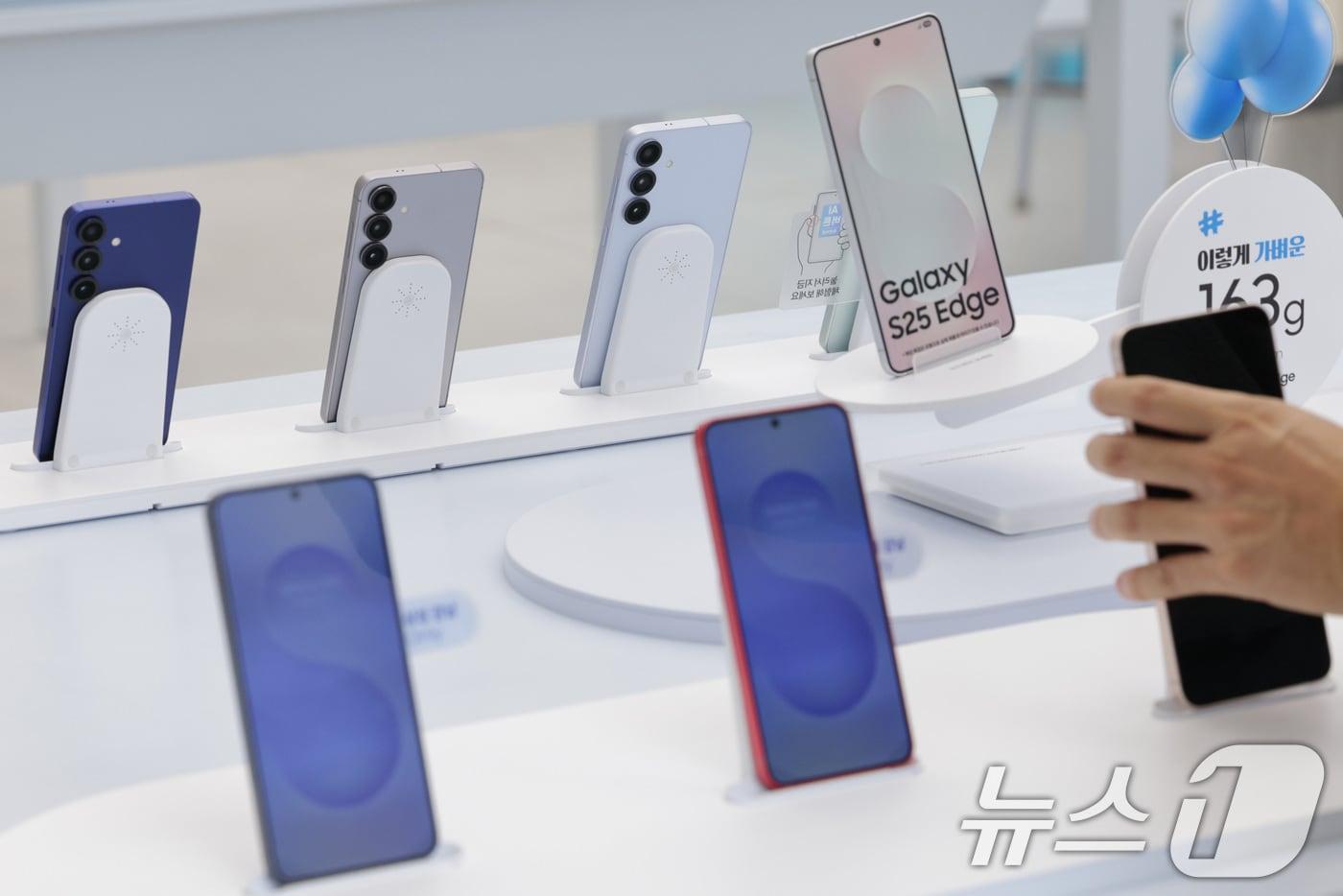 본문 이미지 - 5일 서울 강남 삼성에서 고객들이 삼성전자 갤럭시 S25 시리즈를 살펴보고 있다.2025.8.5/뉴스1 ⓒ News1 신웅수 기자