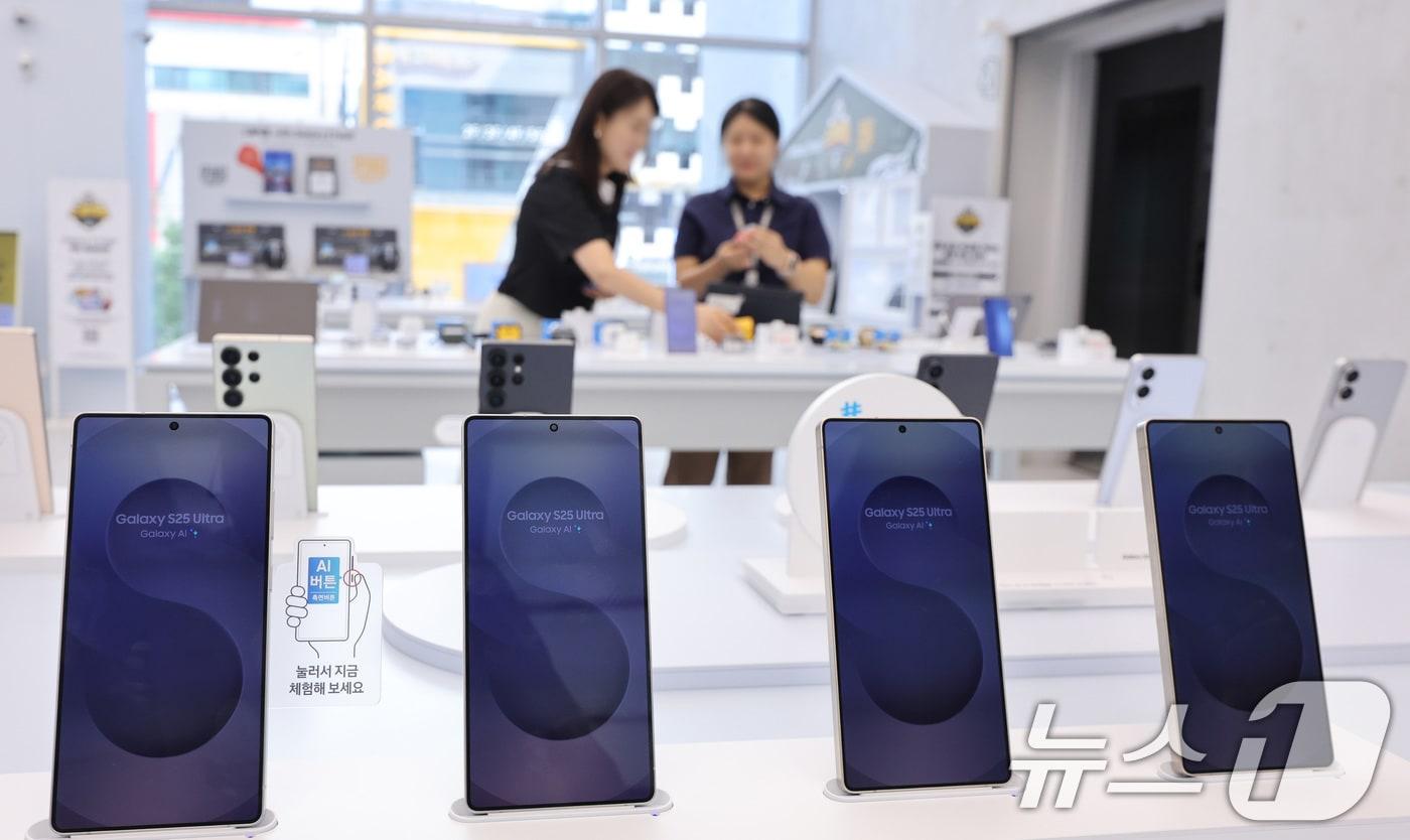 5일 서울 강남 삼성에서 고객들이 삼성전자 갤럭시 S25 시리즈를 살펴보고 있다. 2025.8.5/뉴스1 ⓒ News1 신웅수 기자