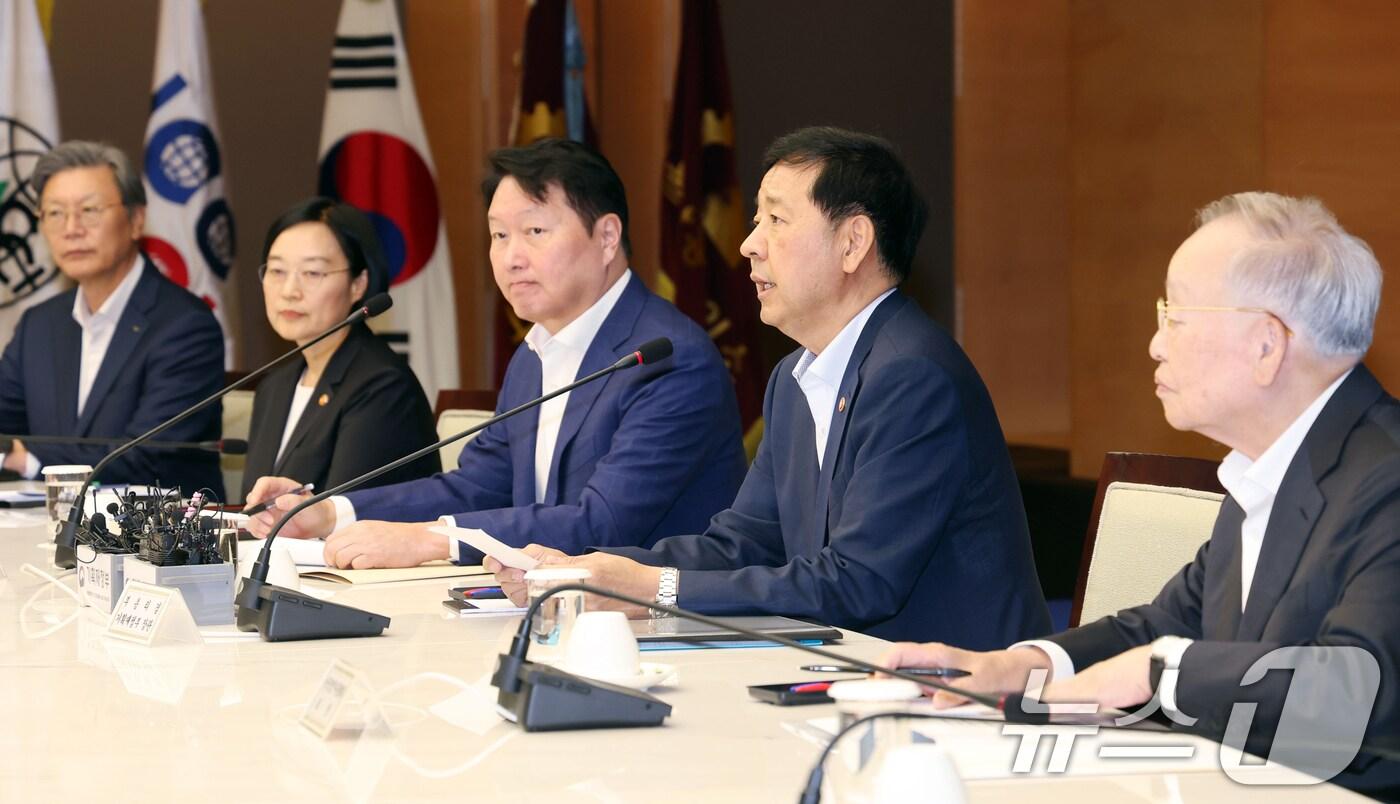 구윤철 경제부총리가 5일 오후 서울 중구 대한상공회의소에서 열린 &#39;성장전략 TF 1차회의&#39;에서 모두발언을 하고 있다.&#40;공동취재&#41; ⓒ News1 황기선 기자