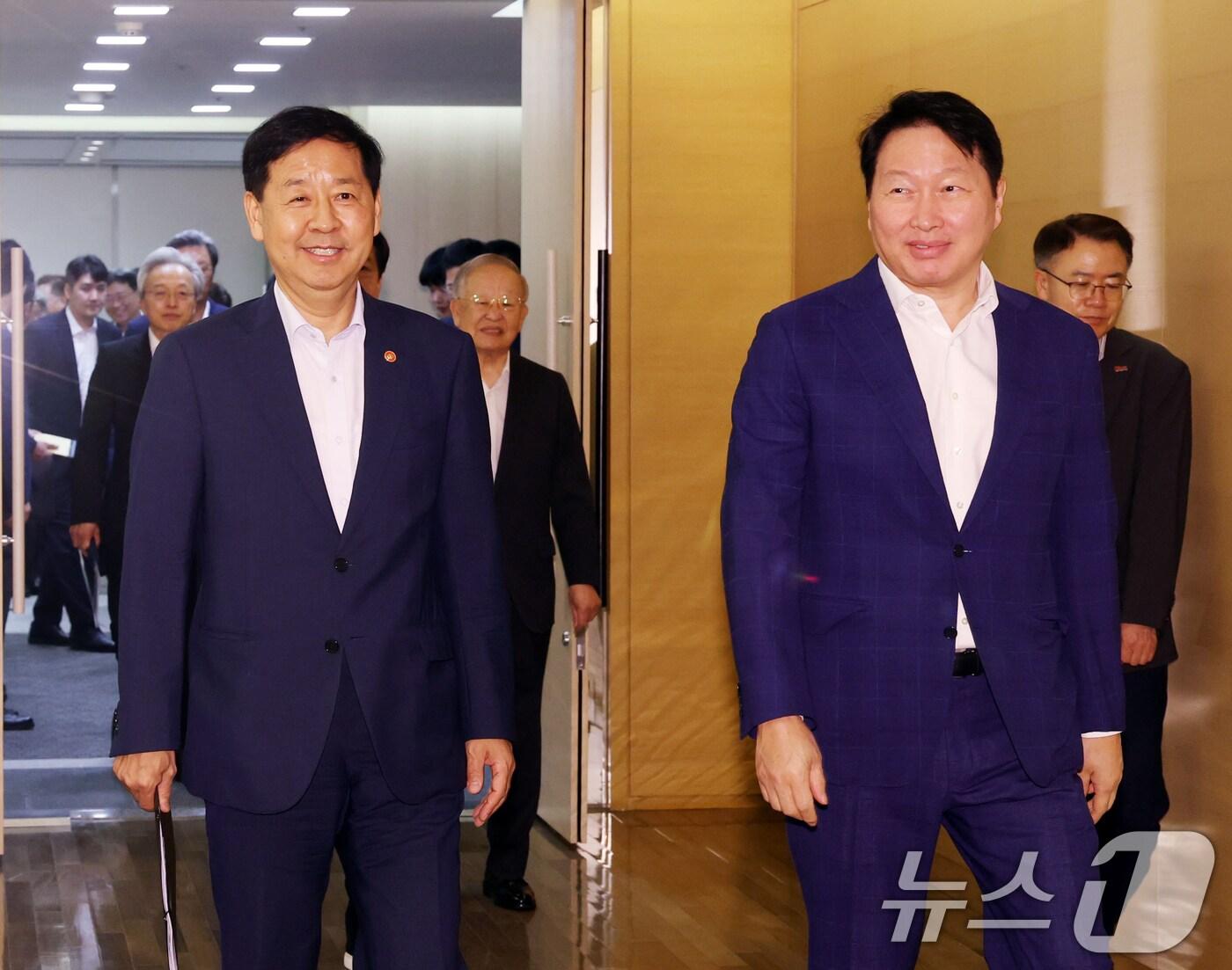 본문 이미지 - 구윤철 경제부총리 겸 기획재정부 장관과 최태원 대한상공회의소 회장이 5일 오후 서울 중구 대한상공회의소에서 열린 '성장전략 TF 1차회의'에 참석하고 있다.(공동취재) 2025.8.5/뉴스1 ⓒ News1 황기선 기자