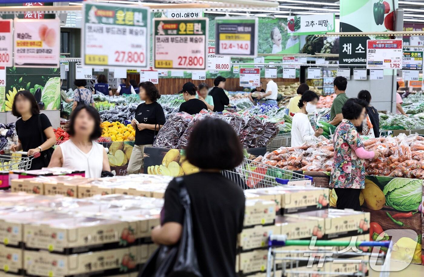 7월 소비자물가가 가공식품·수산물 상승세 영향으로 두 달째 2%대 상승세를 이어가고 있는 가운데 5일 서울의 한 대형마트를 찾은 시민들이 장을 보고 있다. 통계청이 이날 발표한 &#39;2025년 7월 소비자물가동향&#39;에 따르면 지난달 소비자물가지수는 116.52&#40;2020=100&#41;로, 1년 전보다 2.1% 상승했다. 특히 폭우 피해가 컸던 수박은 20.7% 올랐고, 더위에 취약한 시금치도 13.6% 올랐다. 열무&#40;10.1%&#41;와 깻잎&#40;9.5%&#41;도 상승 폭이 컸다. 2025.8.5/뉴스1 ⓒ News1 구윤성 기자