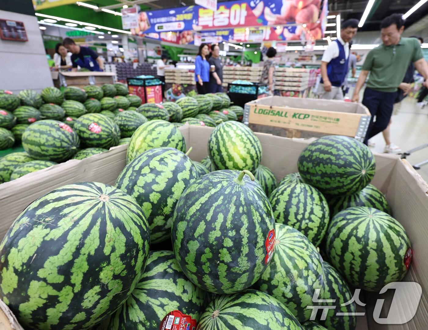 본문 이미지 - 서울의 한 대형마트를 찾은 시민들이 장을 보고 있다.2025.8.5/뉴스1 ⓒ News1 구윤성 기자