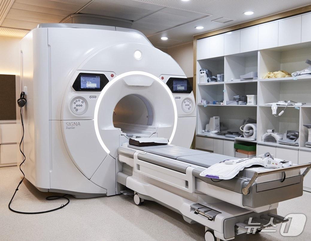 본문 이미지 - 경희대학교병원은 3D 딥러닝 기술을 상용화한 최첨단 MRI&#40;자기공명영상촬영&#41; 장비 &#39;시그나 프리미어 3.0T&#39;를 신규 도입했다고 5일 밝혔다.&#40;경희대학교병원 제공&#41;