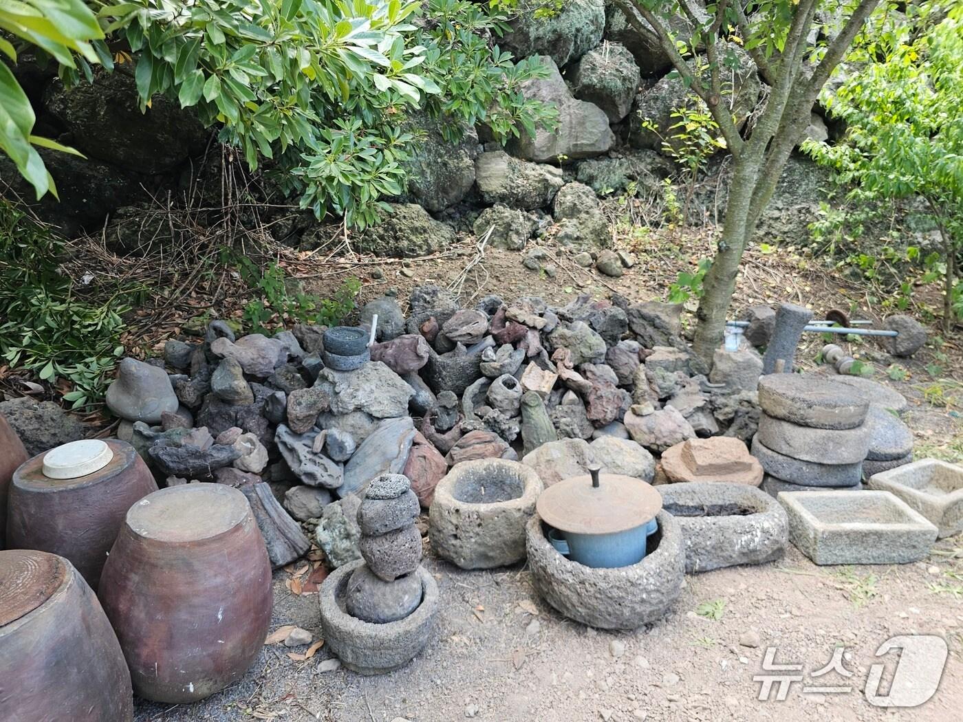 본문 이미지 - 양송남 전 양씨종회 총본부장이 고향 어음 1리에 기증한 향토자료들.(어음1리 제공. 재판매 및 DB 금지)/뉴스1