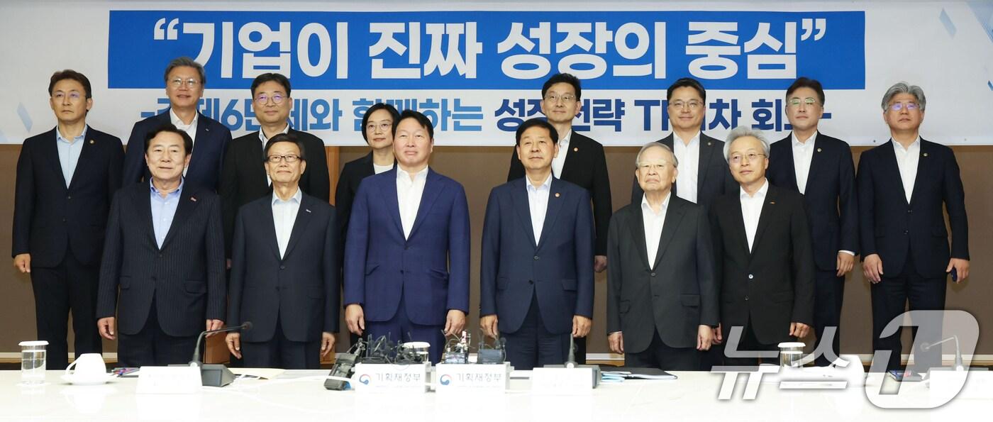 구윤철 경제부총리 겸 기획재정부 장관과 최태원 대한상공회의소 회장이 지난 5일 오후 서울 중구 대한상공회의소에서 열린 &#39;성장전략 TF 1차회의&#39;에서 참석자들과 기념촬영을 하고 있다. &#40;공동취재&#41; 2025.8.5/뉴스1 ⓒ News1 황기선 기자