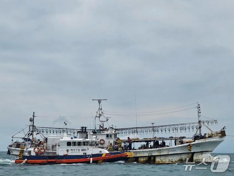 본문 이미지 - 5일 완도 해상에서 불이 난 선박으로 해경이 접근하고 있다.&#40;완도해경 제공. 재판매 및 DB 금지&#41; 2025.8.5