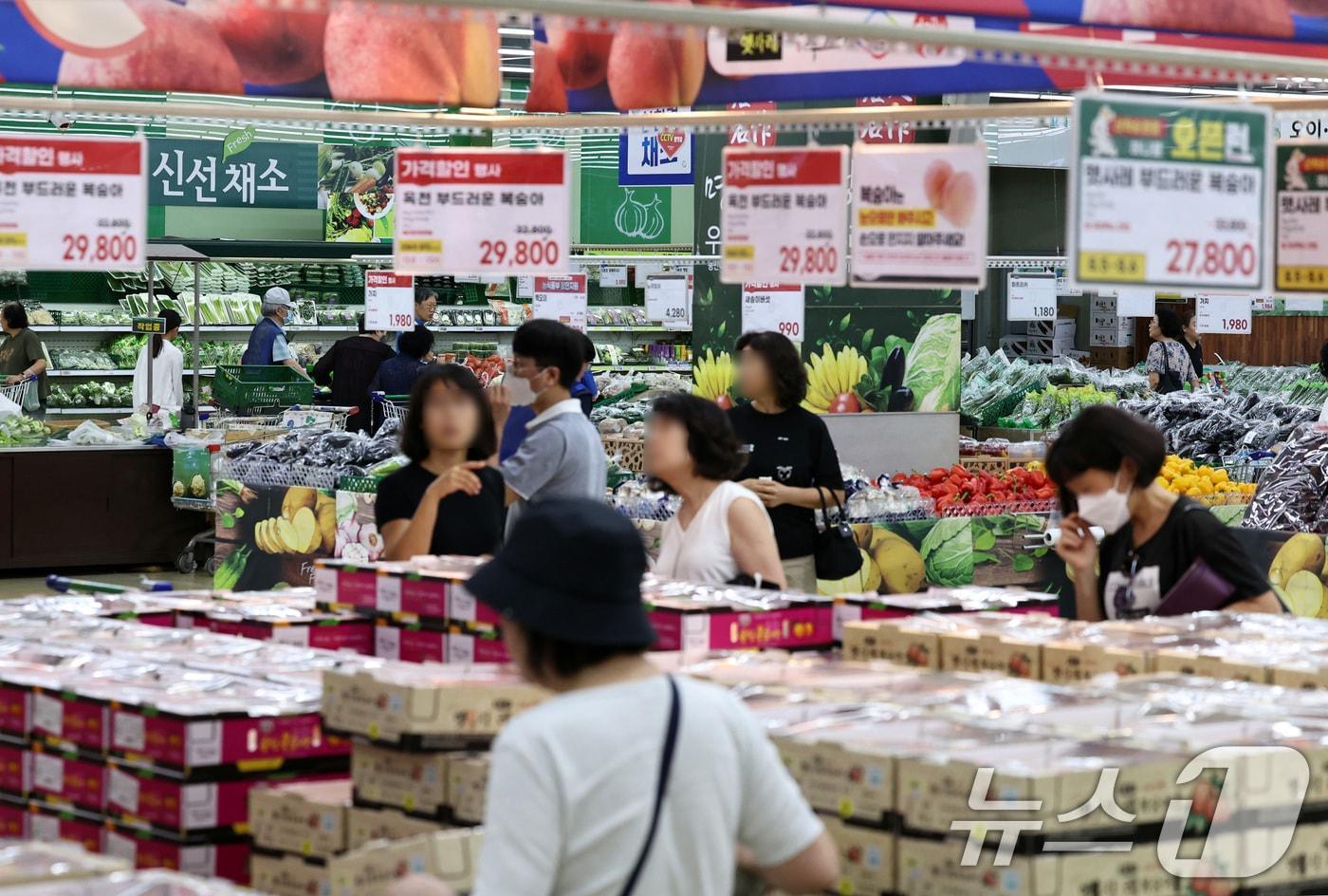 5일 서울의 한 대형마트에서 시민들이 장을 보고 있다. 이날 농수산물유통공사와 한국무역통계진흥원의 농식품수출정보에 따르면 올해 상반기&#40;1~6월 기준&#41; 농산물 수입액은 247억 6547만 달2025.8.5/뉴스1 ⓒ News1 구윤성 기자