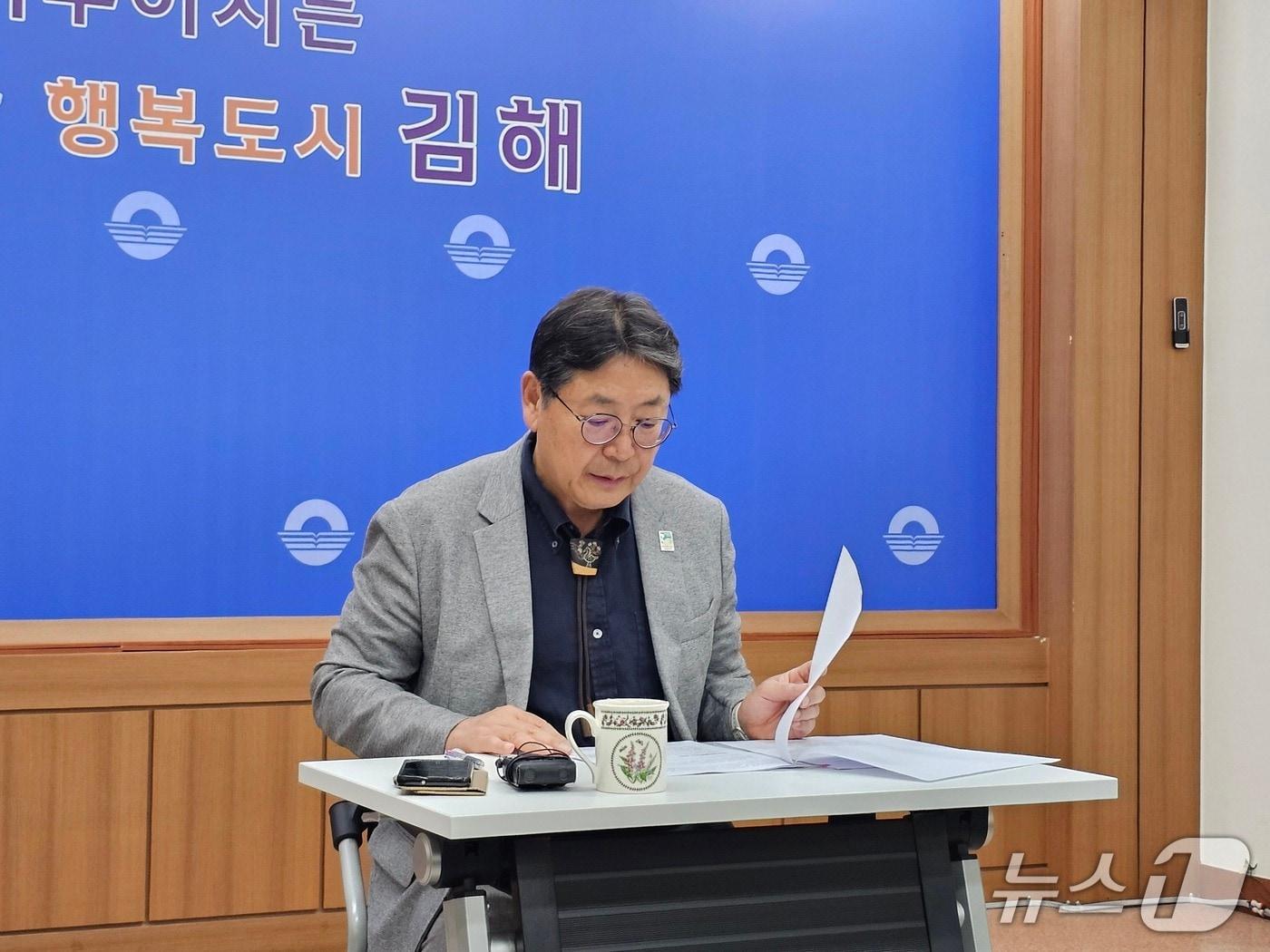 본문 이미지 - 홍태용 김해시장이 5일 시청 프레스센터에서 기자들과 만나 전날 민주당이 소명을 요구한 풍유 일반물류단지 사업을 비롯한 시 도시개발사업에 대해 설명하고 있다. 2025.8.5 ⓒ 뉴스1 박민석 기자