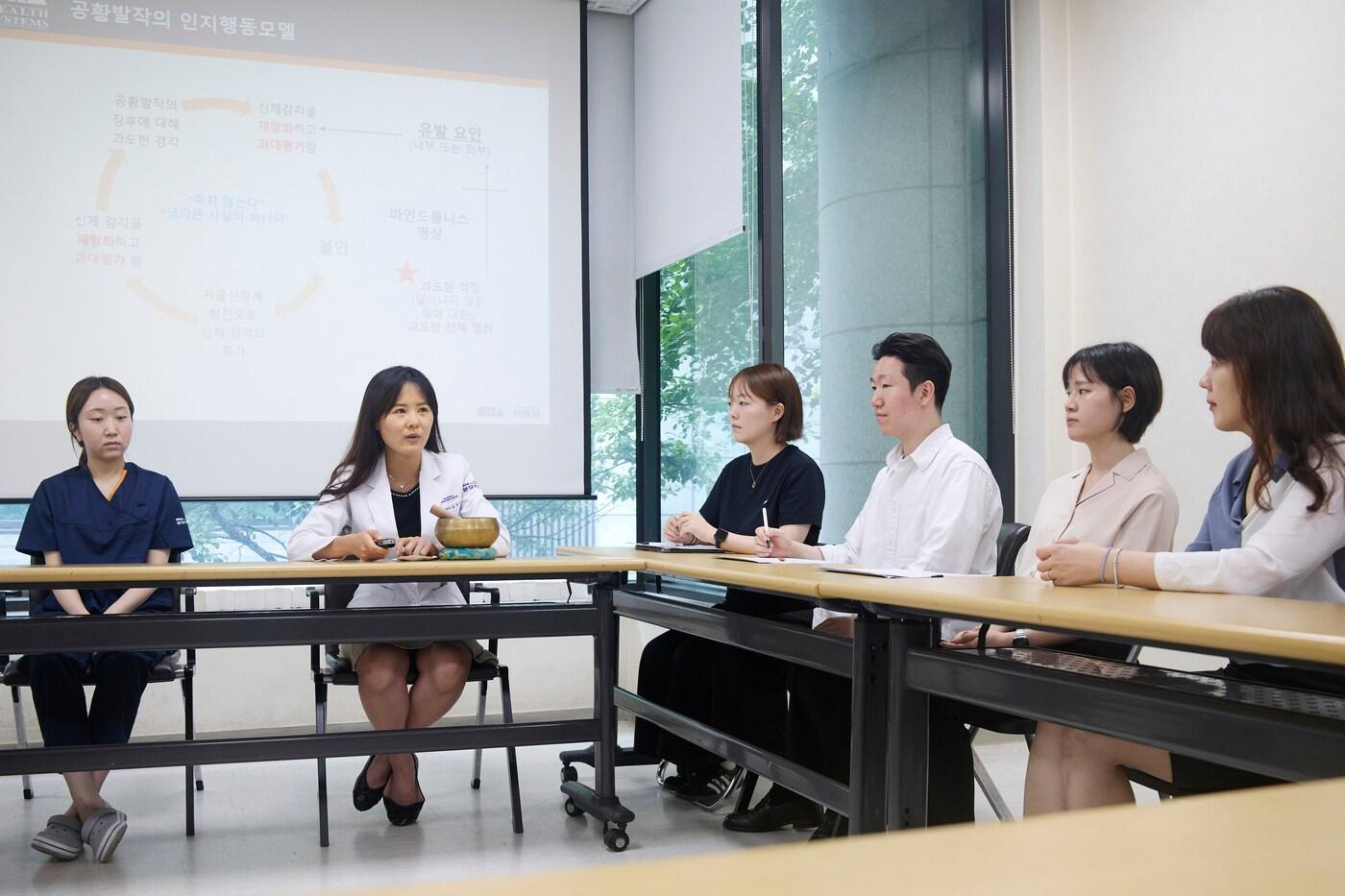 김현주 분당차병원 정신건강의학과 교수(왼쪽 두번째)가 마음챙김 인지치료를 하고 있다.(분당차병원 제공)