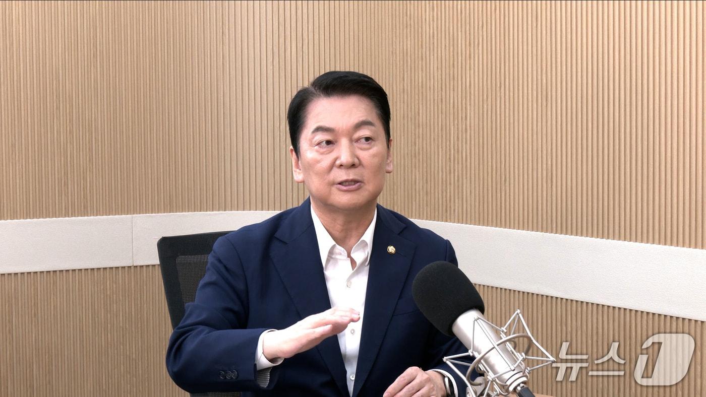 국민의힘 당대표 선거에 출마한 안철수 국민의힘 의원이 5일 뉴스1TV &#39;팩트앤뷰&#39;에 출연해 질문에 답하고 있다.