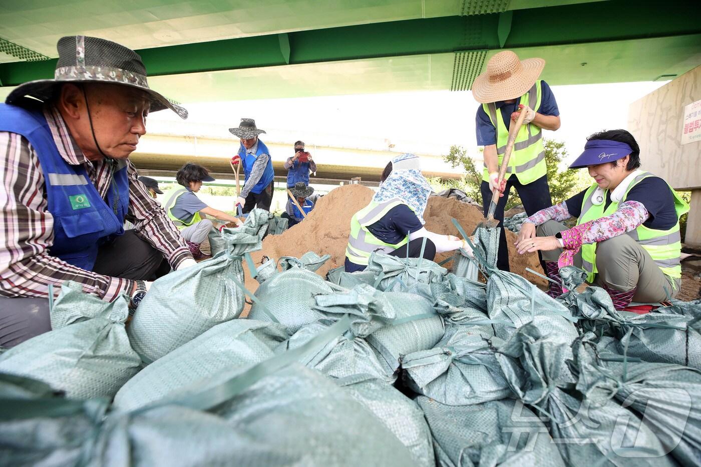 광주 북구청 하천방재과 직원들이 5일 영산강 수방자재보관소에서 극한 호우로 인한 침수 피해 예방에 사용할 모래주머니를 제작하고 있다.&#40;광주 북구 제공. 재판매 및 DB 금지&#41; 2025.8.5. ⓒ News1 최성국 기자
