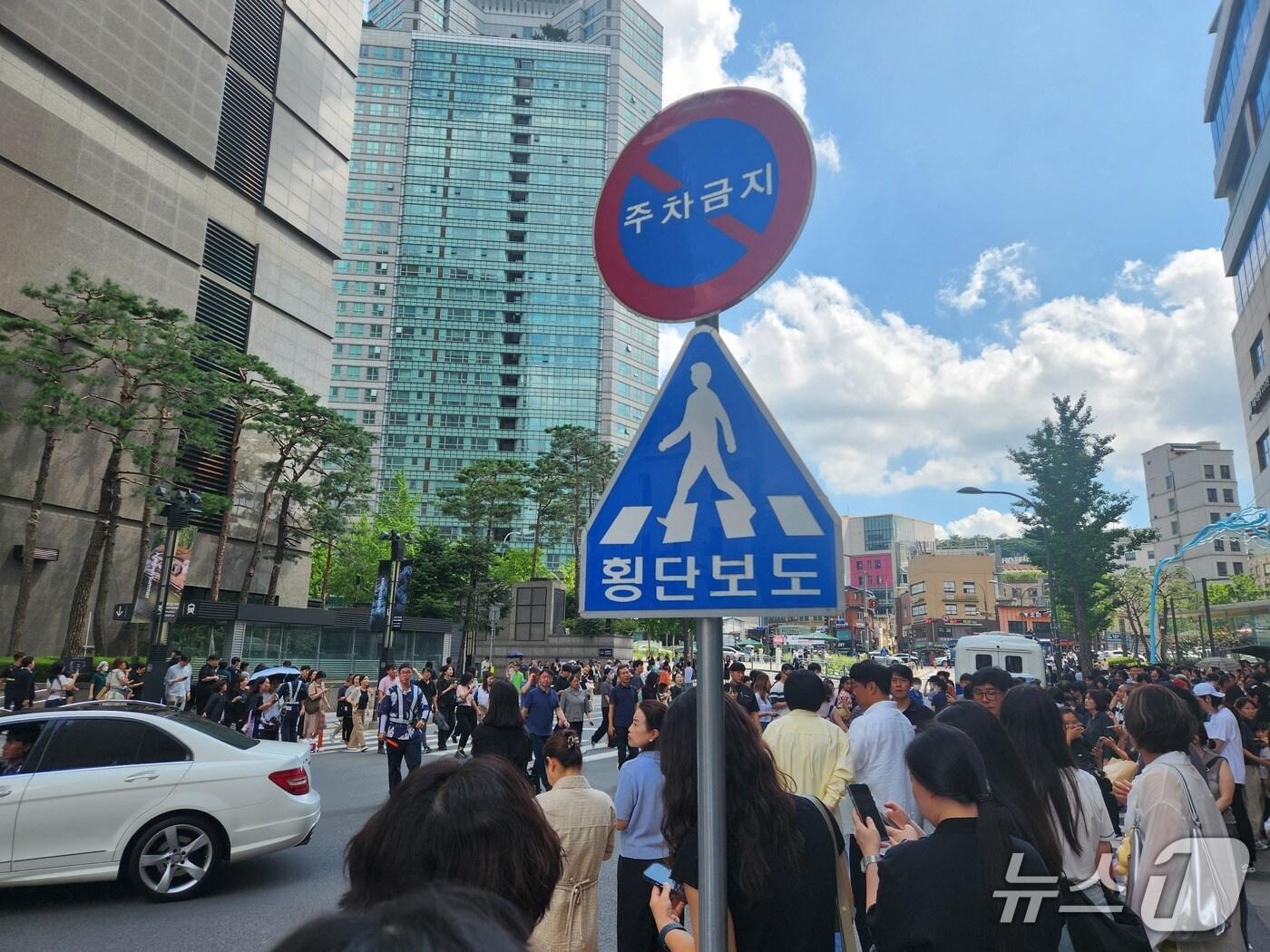 본문 이미지 - 신세계 백화점 본점 인근의 모습 (독자제공)