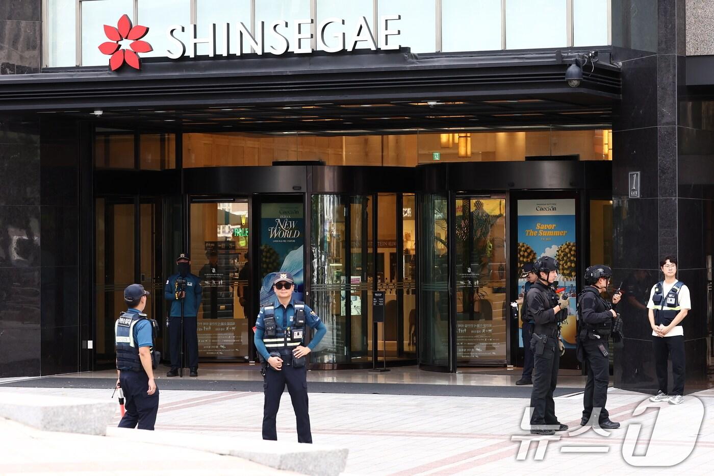 5일 오후 서울 신세계백화점 본점을 경찰이 출입통제하고 있다. 한 인터넷 커뮤니티에 해당 백화점 내부에 폭발물을 설치했다는 협박글이 올라와 경찰특공대 등이 현장에 출동해 조사 중에 있다. 2025.8.5/뉴스1 ⓒ News1 김민지 기자