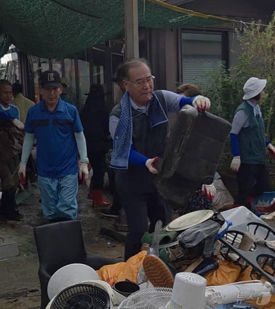 본문 이미지 - 이개호 더불어민주당 국회의원이 5일 지역구인 함평에서 수해피해 복구 봉사활동을 하고 있다.&#40;이개호 의원실 제공. 재배포 및 DB 금지&#41;