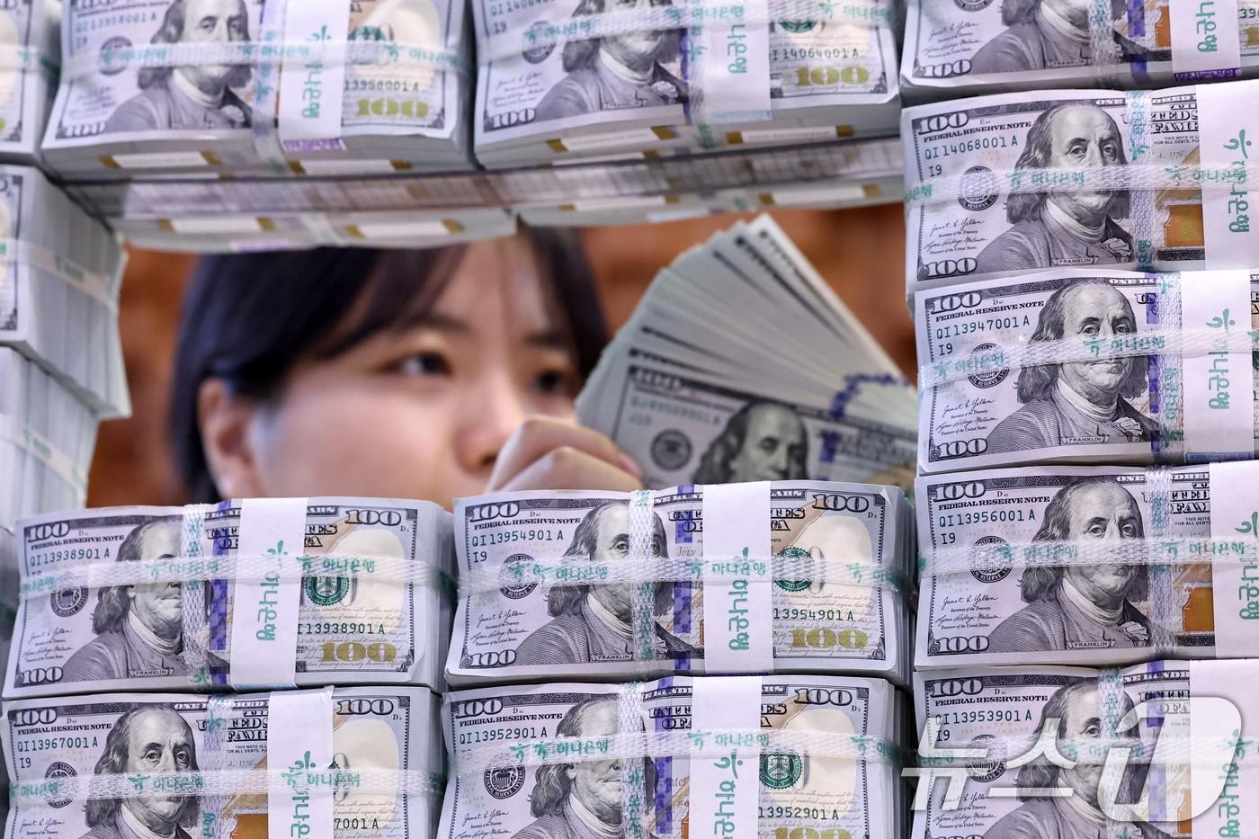 지난 5일 서울 중구 하나은행 위변조대응센터에서 직원이 100달러 지폐를 살펴보고 있다. (자료사진) /뉴스1 ⓒ News1 민경석 기자