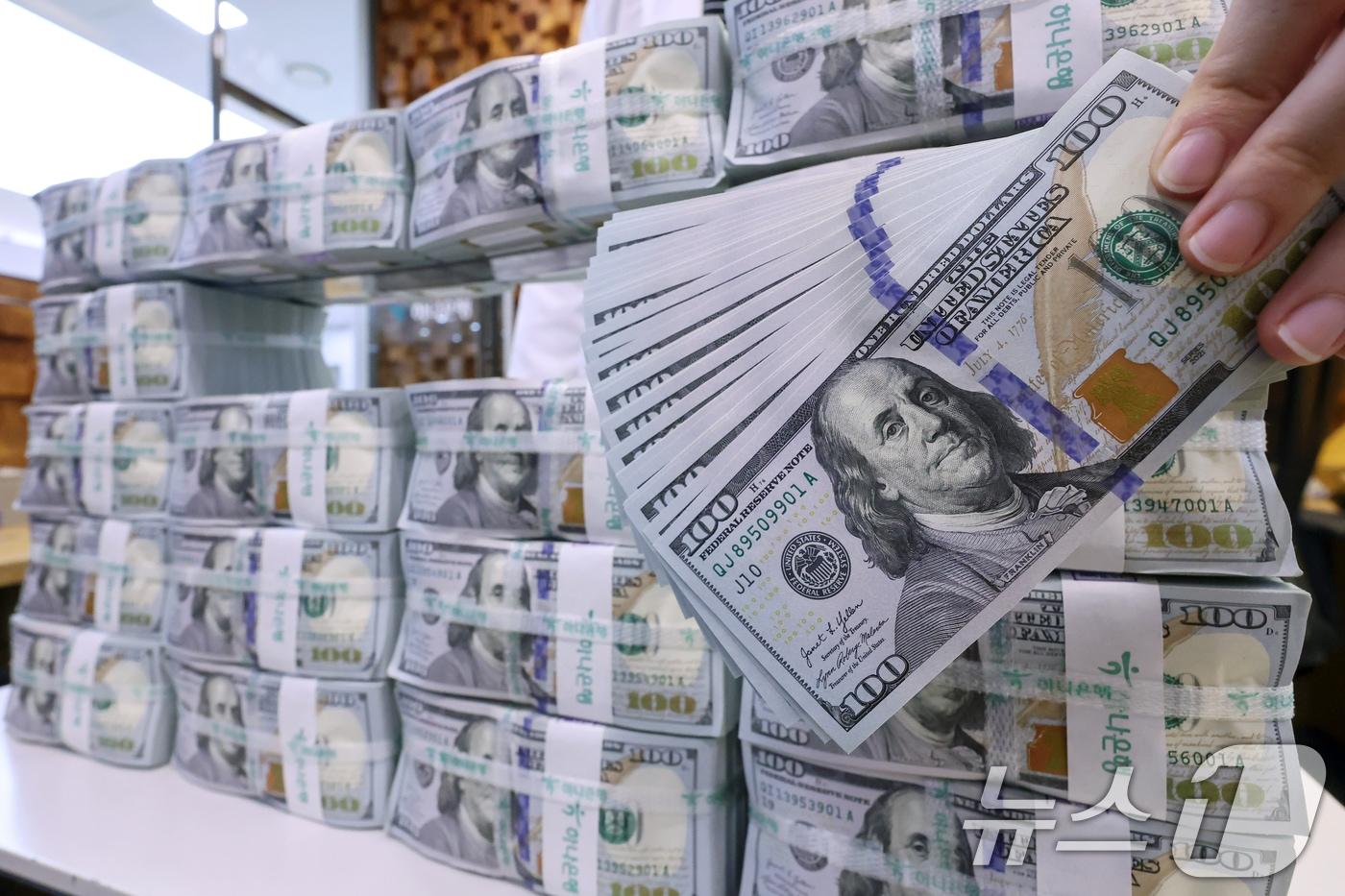 본문 이미지 - 서울 중구 하나은행 위변조대응센터에서 직원이 100달러 지폐를 살펴보고 있다, 2025.8.5 ⓒ 뉴스1 민경석 기자