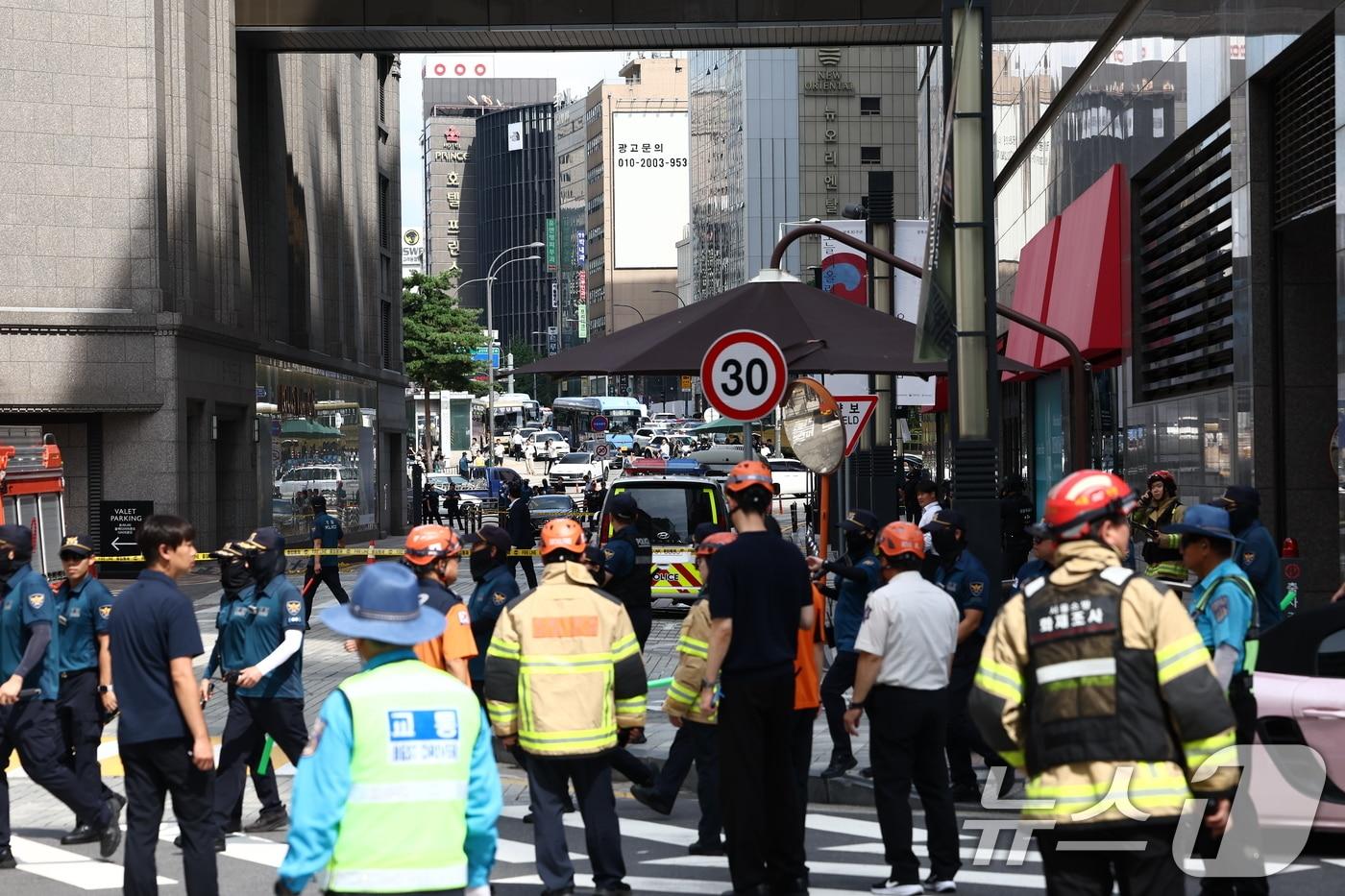 지난 5일 오후 서울 신세계백화점 본점에서 한 인터넷 커뮤니티에 해당 백화점 내부에 폭발물을 설치했다는 협박글이 올라와 경찰 및 소방 관계자들이 현장을 통제하고 있다. 2025.8.5/뉴스1 ⓒ News1 김민지 기자