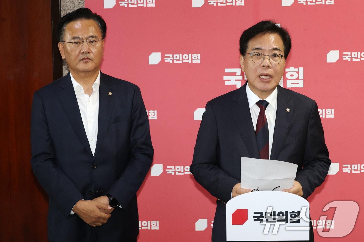 송언석 국민의힘 비상대책위원장 겸 원내대표가 5일 오후 서울 여의도 국회에서 이춘석 법제사법위원장의 차명 주식거래 의혹과 관련해 입장을 밝히고 있다. 2025.8.5/뉴스1 ⓒ News1 이광호 기자