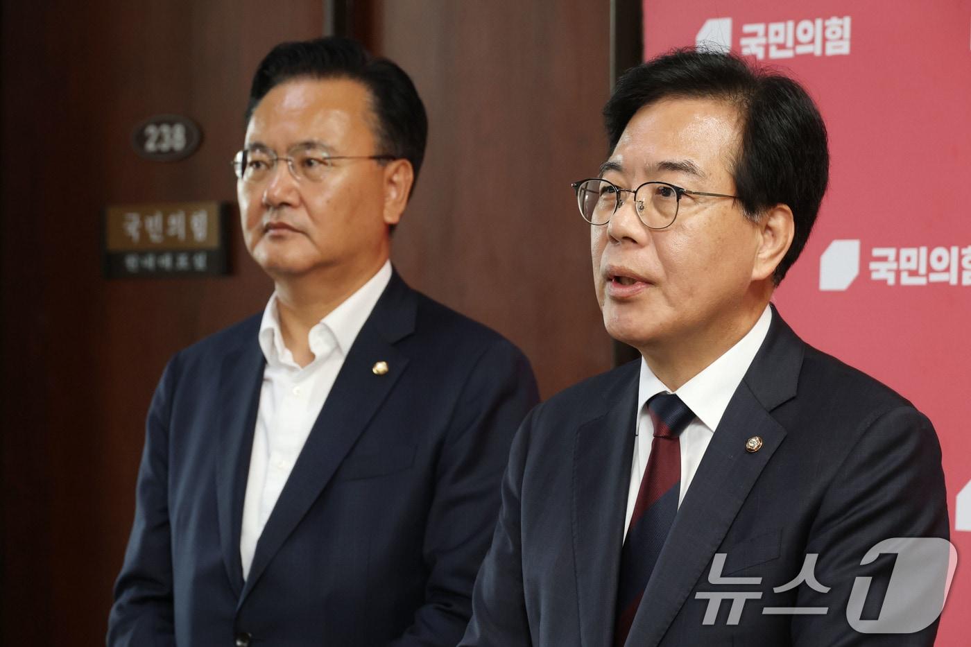 송언석 국민의힘 비상대책위원장 겸 원내대표가 5일 오후 서울 여의도 국회에서 이춘석 법제사법위원장의 차명 주식거래 의혹과 관련해 입장을 밝히고 있다. 2025.8.5/뉴스1 ⓒ News1 이광호 기자