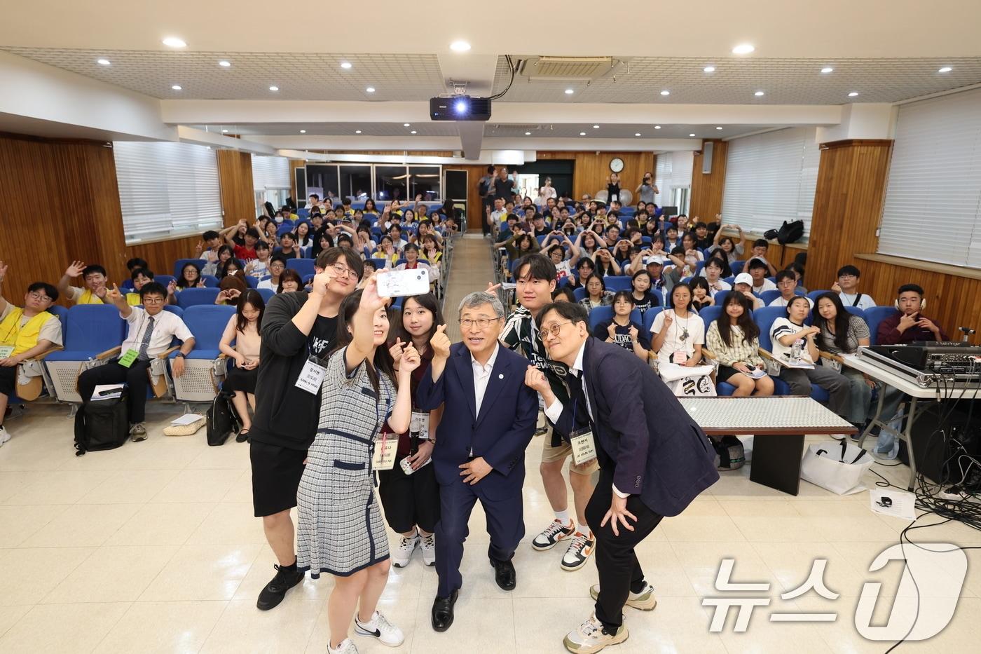 본문 이미지 - 정근식 서울시교육감이 5일 서울 서초구 서초문화예술정보학교에서 열린 '제22회 동아시아 청소년 역사 체험 캠프'에 참석해 한·중·일 청소년, 교사들과 대화하고 있다. (서울시교육청 제공. 재판매 및 DB 금지) (사진은 기사 내용과 무관함) / 뉴스1 ⓒ News1