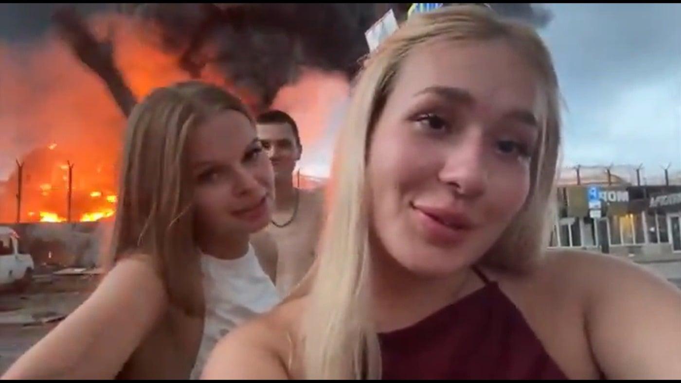 우크라이나의 드론 공격으로 불타고 있는 유류 저장소 앞에서 틱톡 영상을 촬영한 러시아 인플루언서 3명이 체포됐다.&#40;사진=소셜미디어 갈무리&#41;