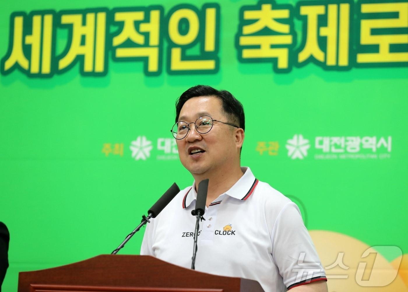 본문 이미지 - 이장우 대전시장이 5일 오후 시청 브리핑룸에서 대전 0시축제 관련 브리핑을 하고 있다. 대전 0시 축제는 8~16일 대전역에서 옛 충남도청사 일원에서 진행되는 과거, 현재, 미래를 잇는 시간여행 테마 축제이다. 2025.8.5/뉴스1 ⓒ News1 김기태 기자