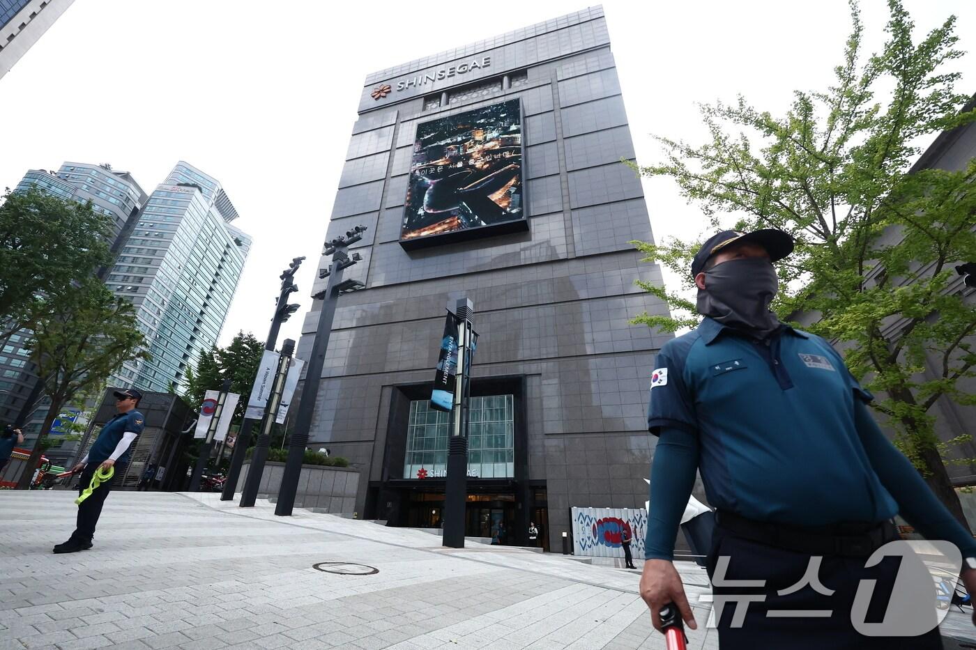지난 5일 오후 서울 신세계백화점 본점에서 한 인터넷 커뮤니티에 해당 백화점 내부에 폭발물을 설치했다는 협박글이 올라와 경찰 관계자들이 현장을 통제하고 있다. 2025.8.5/뉴스1 ⓒ News1 김민지 기자
