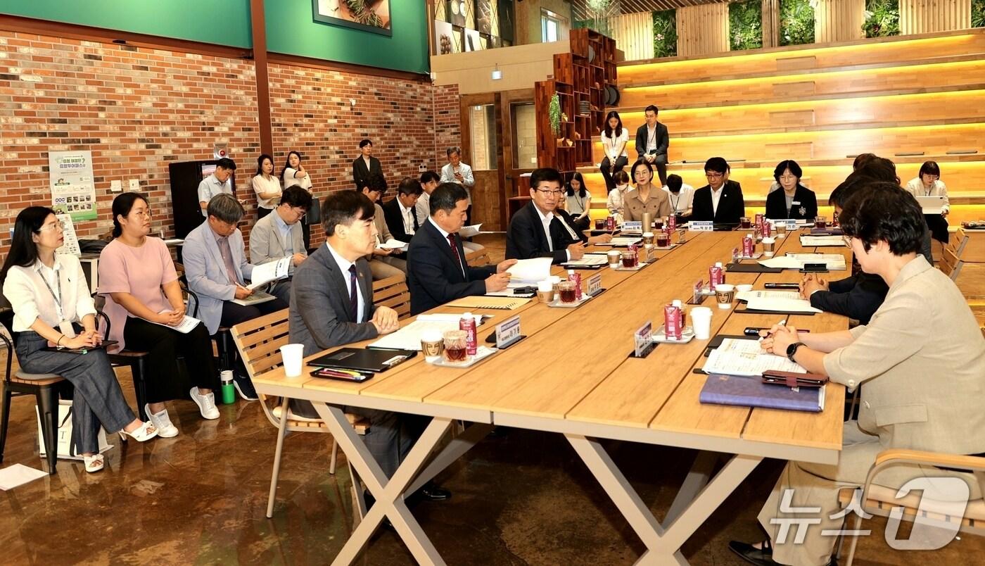 충북교육청과 증평군이 5일 증평 도안창고플러스에서 정책간담회를 열고 있다.(충북교육청 제공, 재판매 및 DB금지)뉴스1