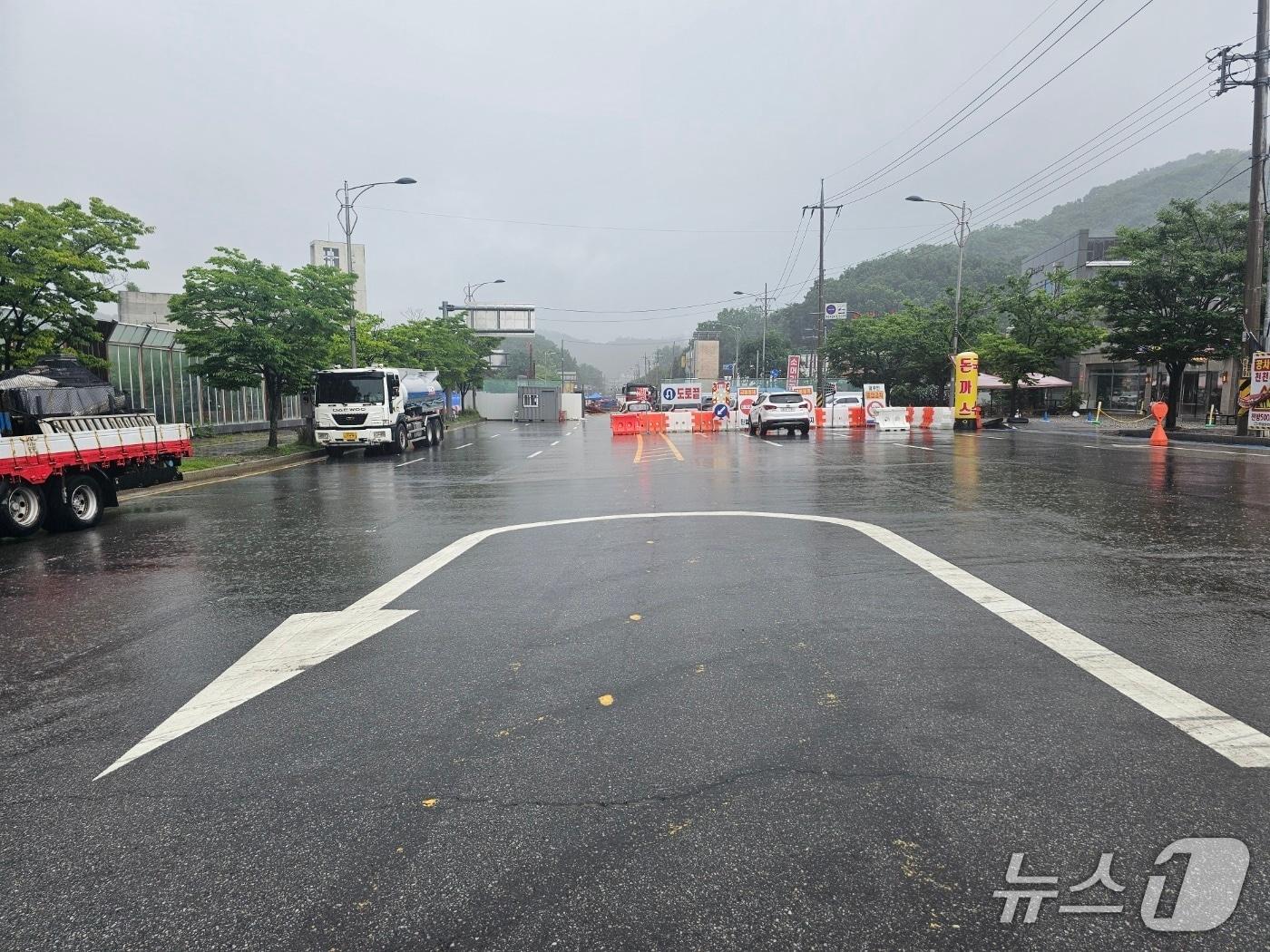 본문 이미지 - &#39;신안산선 복선전철 공사 붕괴&#39;로 통제된 도로.2025.8.5/뉴스1 ⓒ News1 유재규 기자