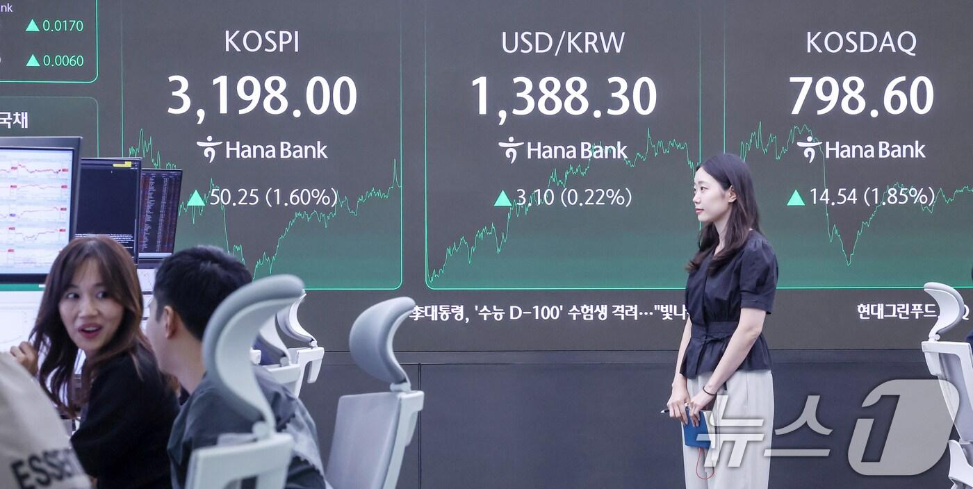 서울 중구 하나은행 딜링룸 전광판./뉴스1 ⓒ News1 민경석 기자