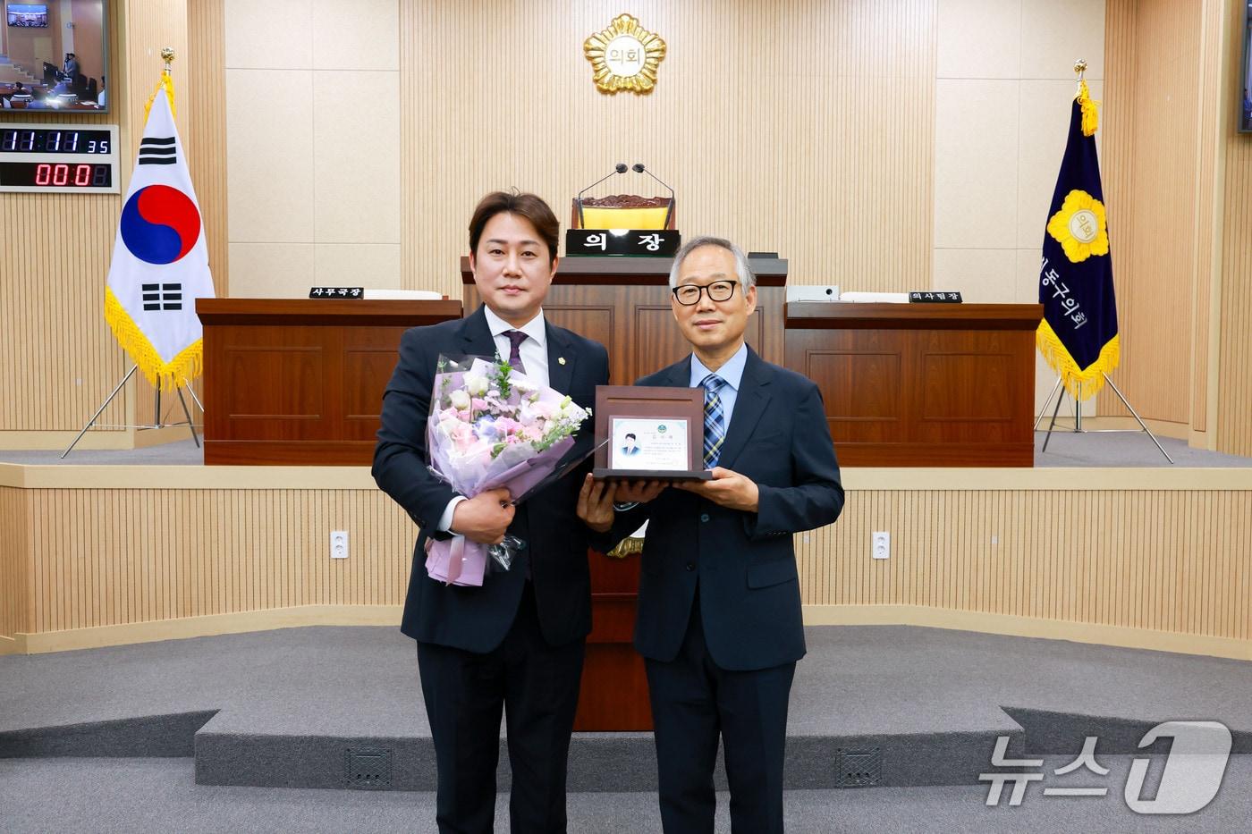 이진욱 대구 동구의회 의원이 5일 동부경찰서로부터 감사패를 받고 기념 사진을 촬영하고 있다.&#40;대구 동구의회 제공. 재판매 및 DB 금지&#41;