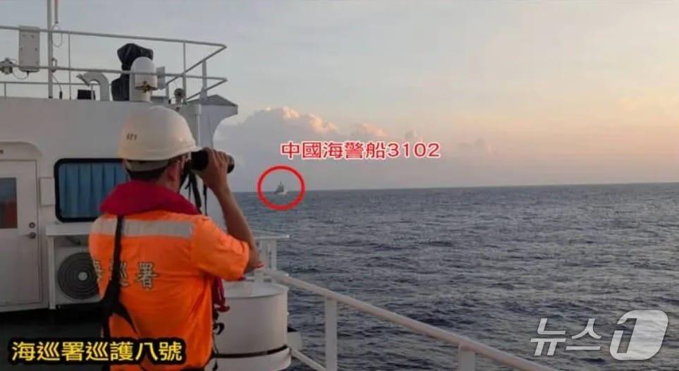 본문 이미지 - 중국 해경 소속 &#39;3102호&#39; 선박이 동사군도 해역에 진입하자 대만 해경이 출동해 대응 조치를 취했다. &#40;대만 연합신문망 갈무리&#41;