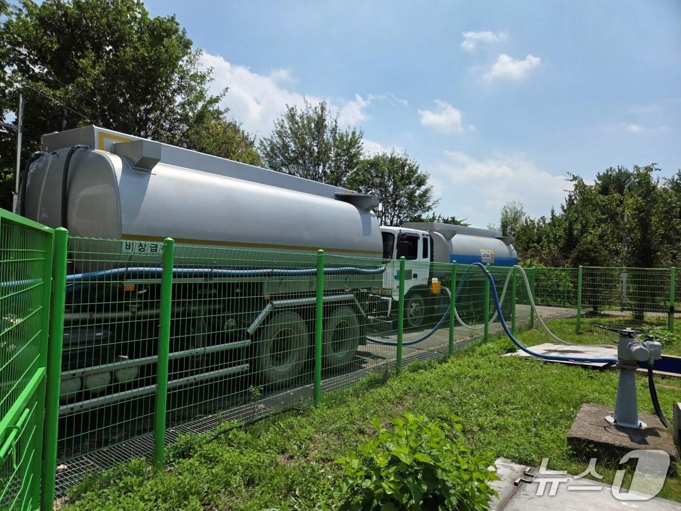 본문 이미지 - 충북 증평에서 발생한 송수관로 파손 사고로 증평읍내 1만7600여 가구의 수돗물 공급이 중단된 가운데 급수차가 븡평으배수지에 수돗물을 공급하고 있다.&#40;증평군 제공, 재판매 및 DB금지&#41;/뉴스1