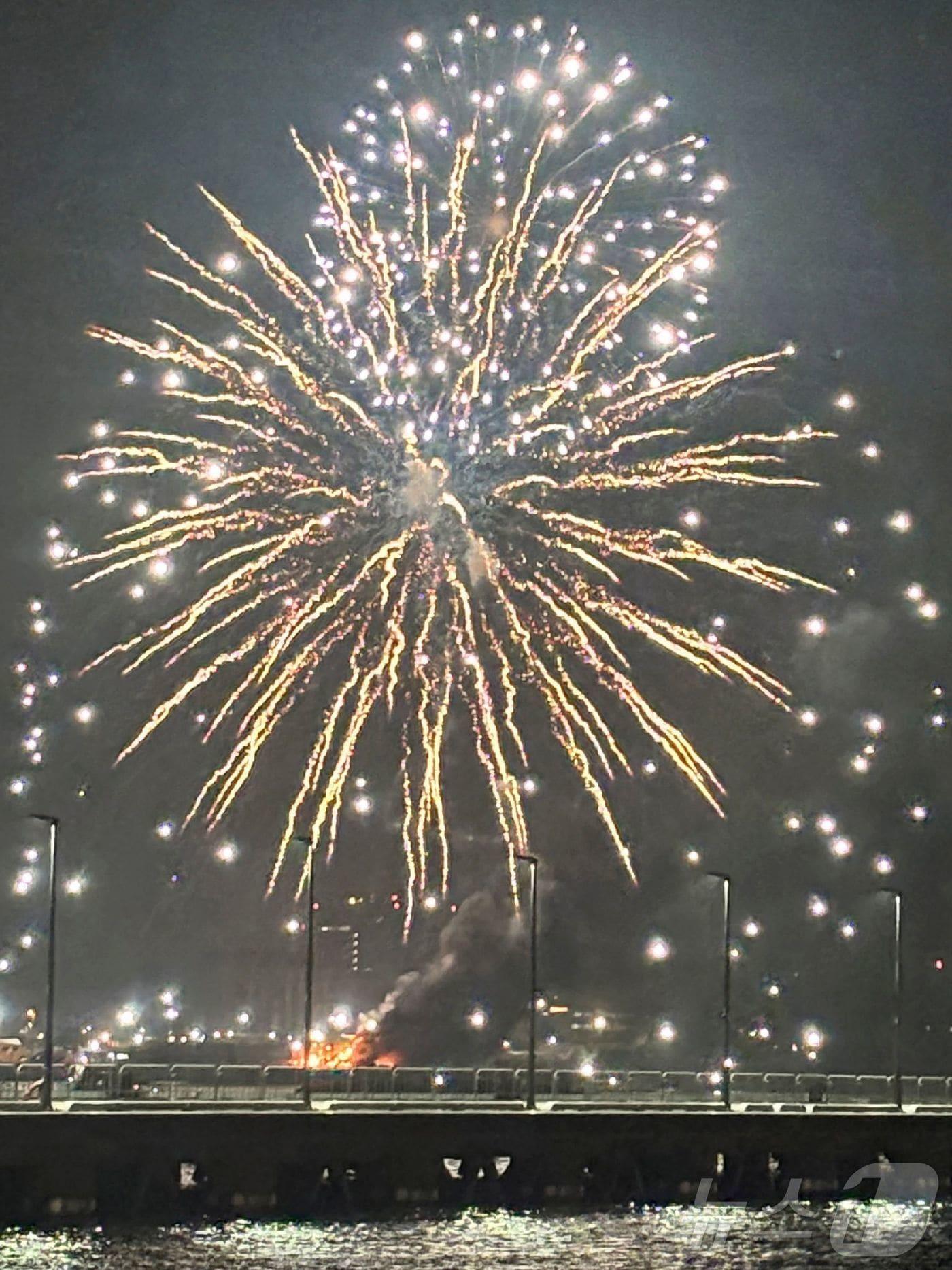 본문 이미지 - 4일 일본 가나가와현 요코하마시에서 열린 불꽃놀이 축제 도중 화재가 발생한 폭죽 발사선이 불타고 있다. 2025. 08. 04. ⓒ AFP=뉴스1 ⓒ News1 양은하 기자