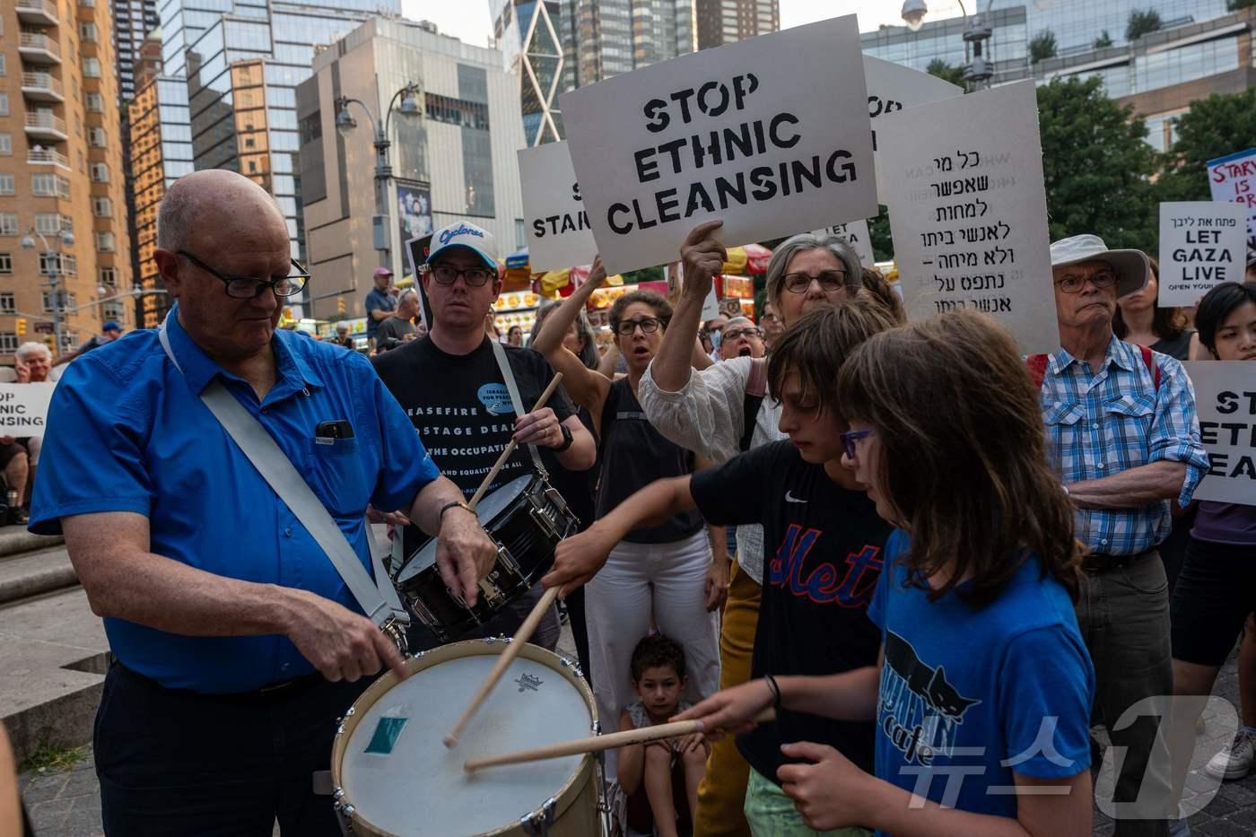 지난 4일(현지시간) 미국 뉴욕시에서 유대인 평화운동가들이 가자지구 전쟁에 반대하는 시위를 벌이며 행진을 하고 있다. 2025.08.05. ⓒ AFP=뉴스1 ⓒ News1 권영미 기자
