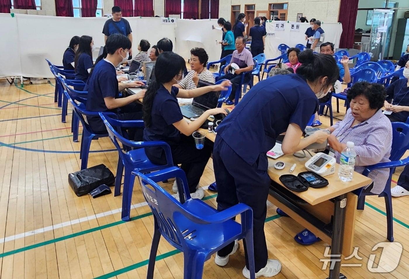 생명경외클럽 봉사단(회장 손창준)이 지난 2일부터 4일까지 충북 괴산군 불정면 목도초등학교와 전천후 게이트볼장에서 무료 의료 봉사활동을 펼치고 있다.(괴산군 제공)/뉴스1