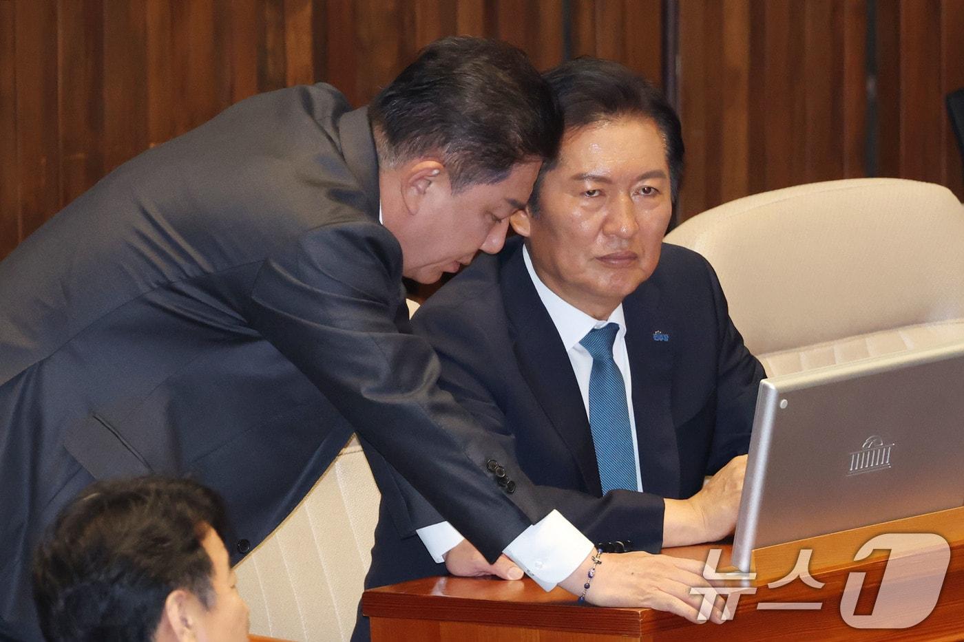 정청래 더불어민주당 대표와 김병기 원내대표가 5일 오후 서울 여의도 국회 본회의장에서 대화하고 있다. 2025.8.5/뉴스1 ⓒ News1 이광호 기자