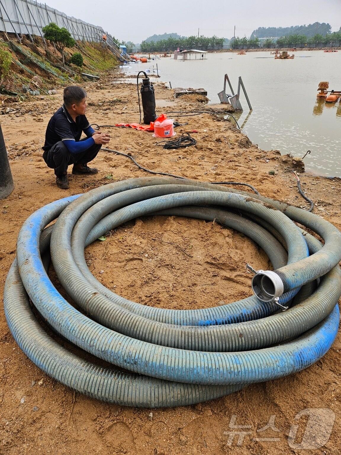 본문 이미지 - 지난 3일 극한호우와 바다 밀물이 겹치며 발생한 하천 범람에 초토화된 전남 함평 양식장의 모습.  2025.8.5/뉴스1 ⓒ News1 최성국 기자
