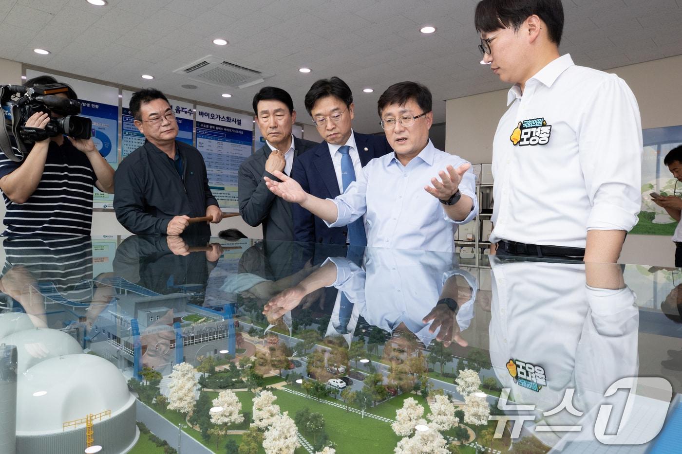 김성환 기후에너지환경부 장관이 인천 서구 수도권매립지에서 매립가스 포집 발전시설&#40;50MW&#41; 등을 둘러보고 매립 공간의 활용 가치를 높이는 방안을 주문하고 있다. &#40;환경부 제공. 재판매 및 DB 금지&#41; 2025.8.5/뉴스1