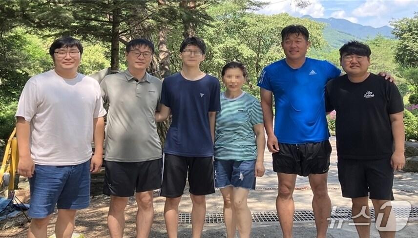 본문 이미지 - 경기 여주도시공사 직원들과 구조된 모자(여주도시공사 제공, 재판매 및 DB 금지)/뉴스1 