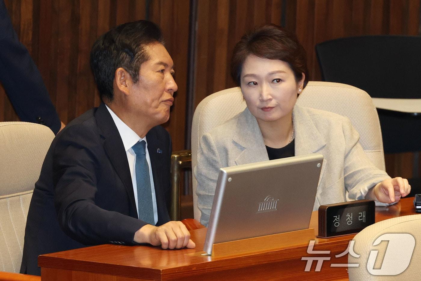 정청래 더불어민주당 대표와 이언주 최고위원이 지난 8월 5일 오후 서울 여의도 국회 본회의장에서 대화하고 있다. 2025.8.5/뉴스1 ⓒ News1 이광호 기자