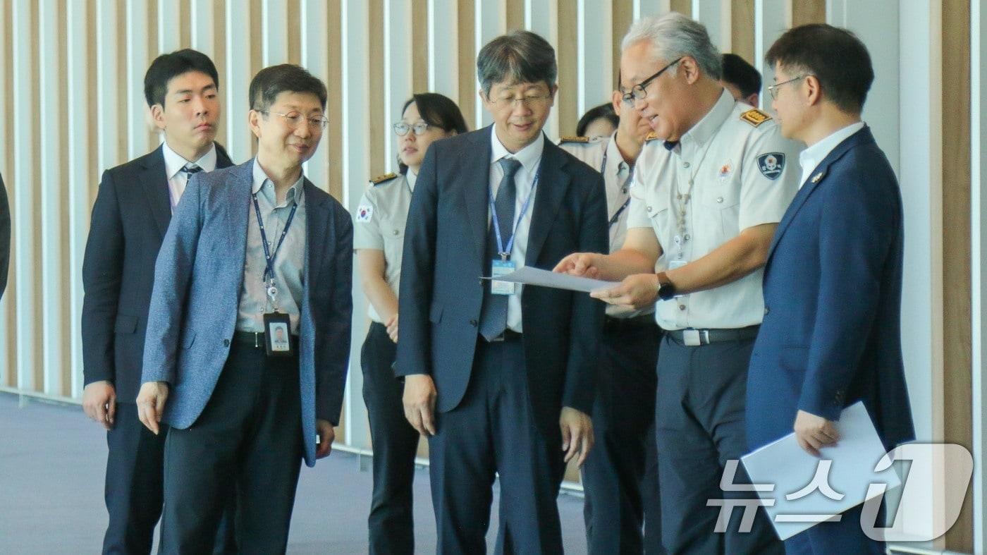 본문 이미지 - 임승관 질병관리청 청장이 인천 중구 국립인천공항 검역소를 방문해 해외감염병 검역 현장을 점검하고 있다. (질병관리청 제공. 재판매 및 DB 금지)  ⓒ 뉴스1
