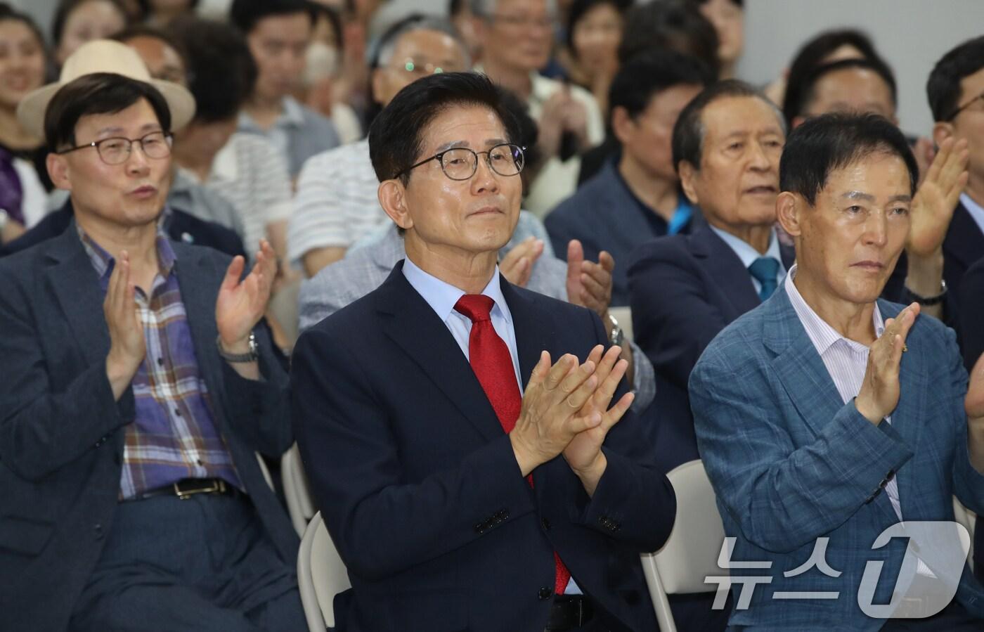 김문수 국민의힘 당대표 후보가 5일 오후 부산 국민의힘 부산시당에서 열린 당원 간담회에 참석해 손뼉을 치고 있다. 2025.8.5/뉴스1 ⓒ News1 윤일지 기자