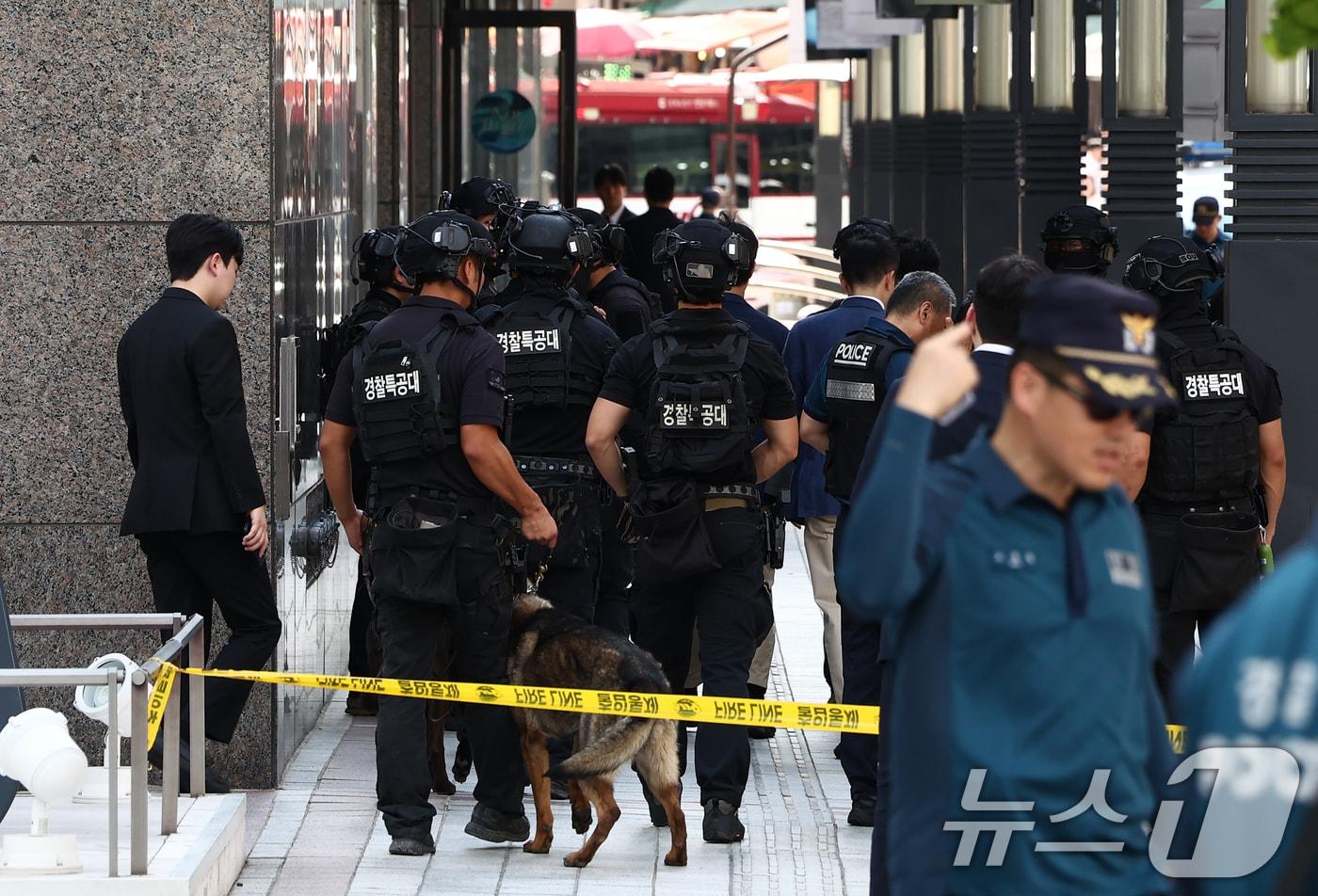5일 오후 서울 신세계백화점 본점에서 한 인터넷 커뮤니티에 해당 백화점 내부에 폭발물을 설치했다는 협박글이 올라와 경찰특공대 등이 폭발물 수색을 마치고 이동하고 있다. 2025.8.5/뉴스1 ⓒ News1 김민지 기자