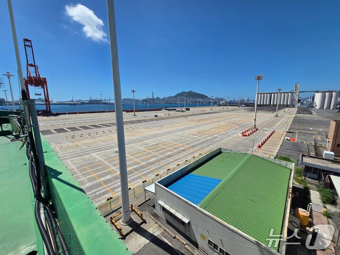 본문 이미지 - 자성대부두 화물차 주차장 전경.&#40;부산항만공사 제공. 재판매 및 DB금지&#41;.