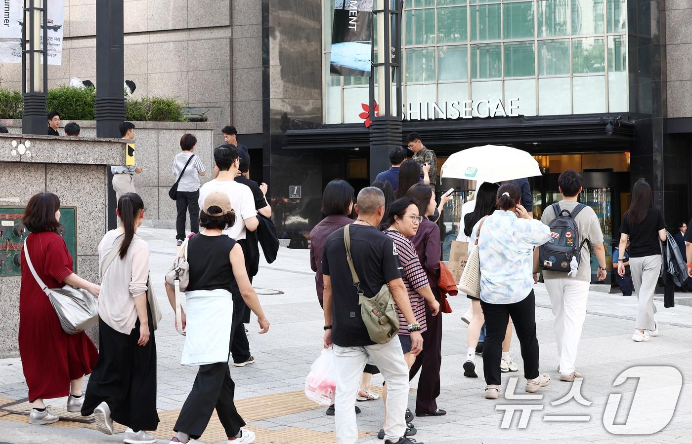 5일 오후 서울 신세계백화점 본점에서 경찰특공대 등이 폭발물 수색을 종료하자 시민들이 다시 입장하고 있다. 2025.8.5/뉴스1 ⓒ News1 김민지 기자